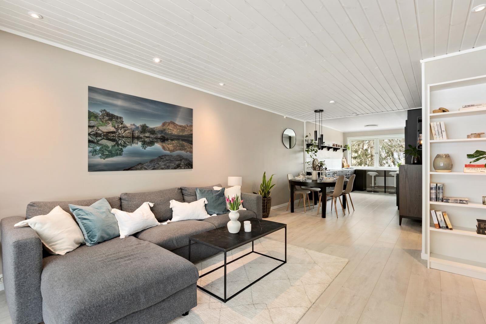 Stuen har naturlig inndelte soner for både sofagruppe og spiseplass. Galleribilde