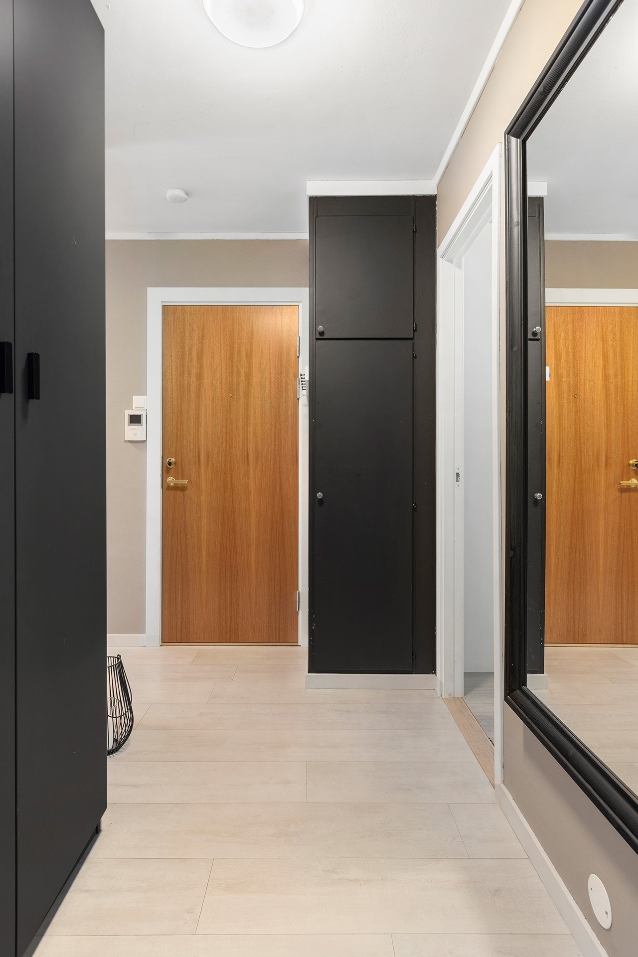 Innbydende entré med originalt, plassbygget garderobeskap som gir god oppbevaringsplass. Galleribilde