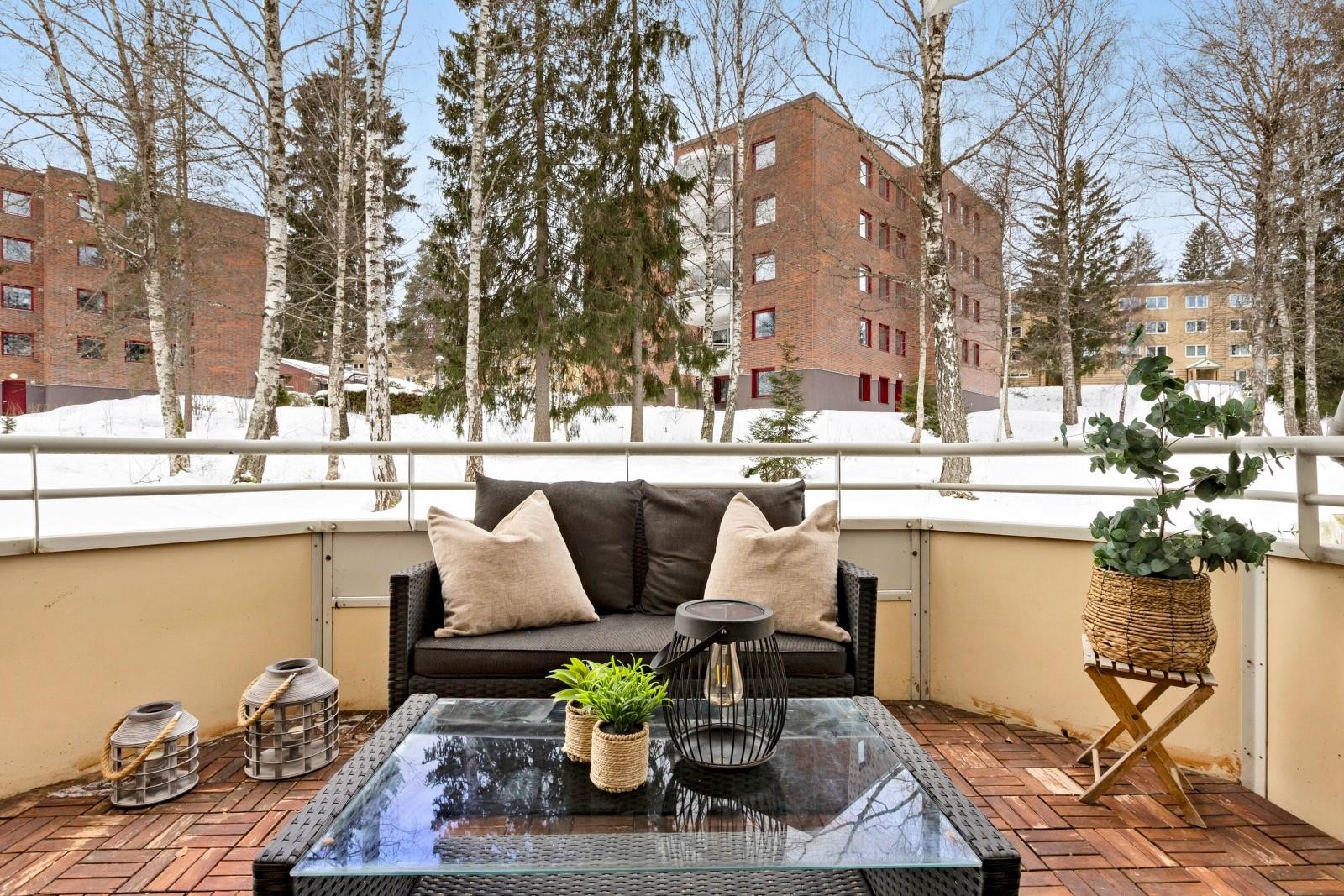 Balkongen har god plass til sittegruppe og vender direkte mot et lite, frodig skogsområde. Galleribilde