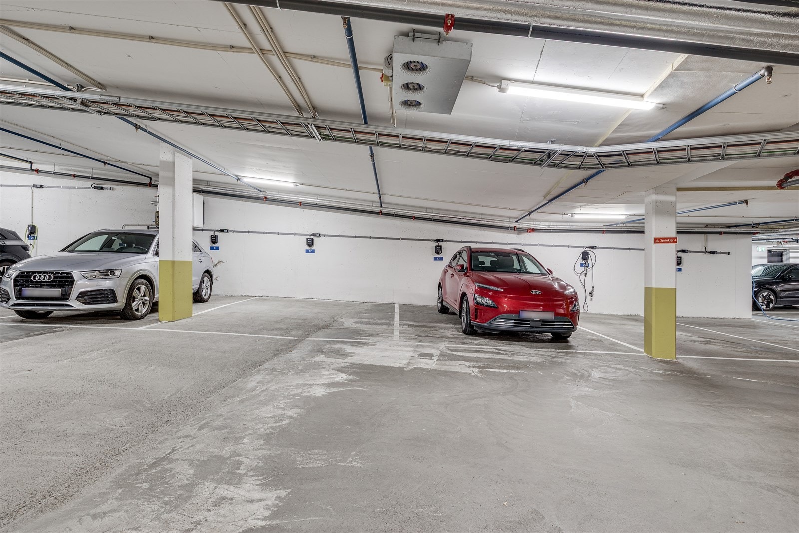 Det følger med 2 "gode" garasjeplasser ved siden av hverandre Galleribilde