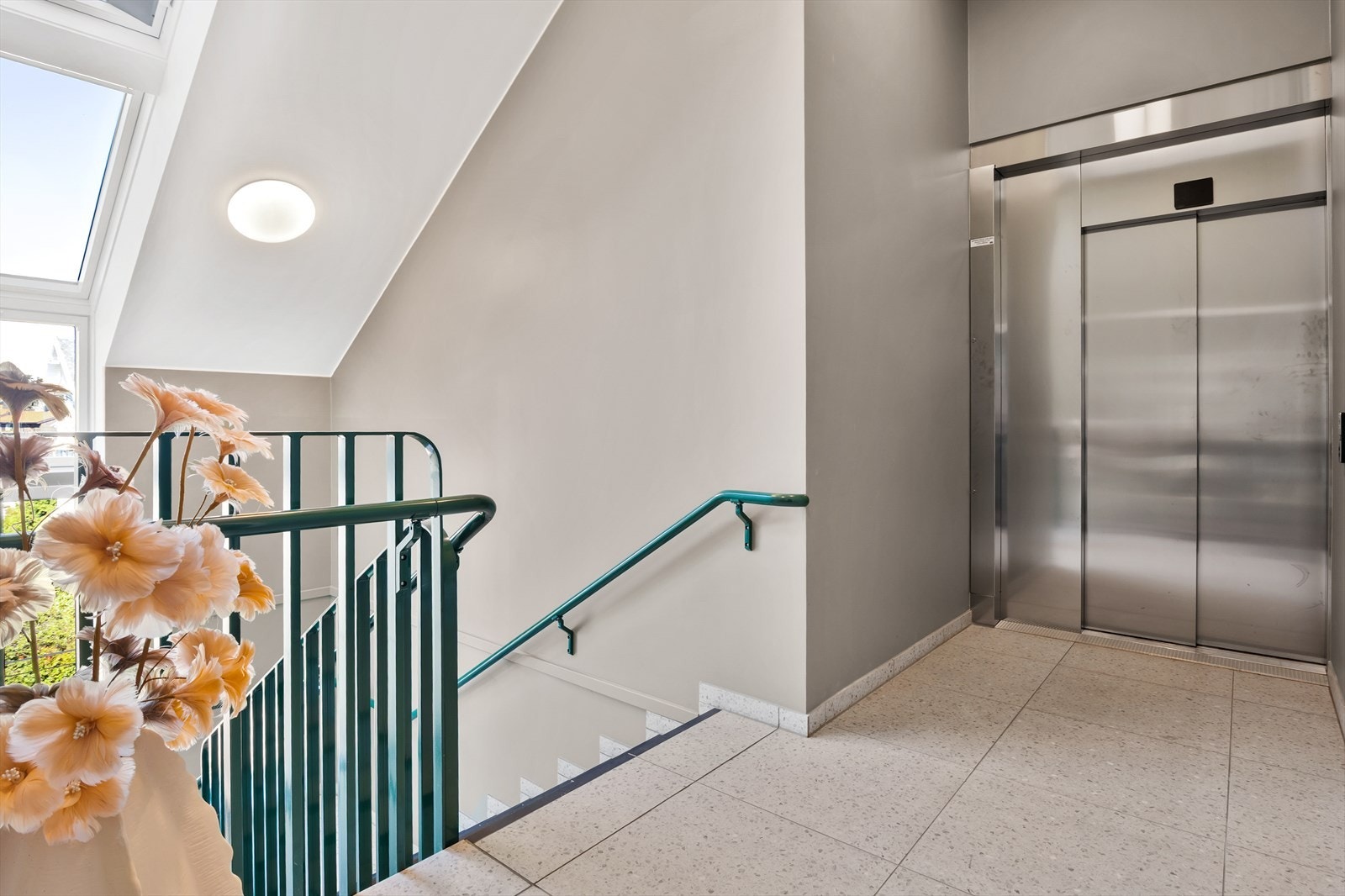 Representative fellesarealer. Heis fra leilighet til garasje. Galleribilde