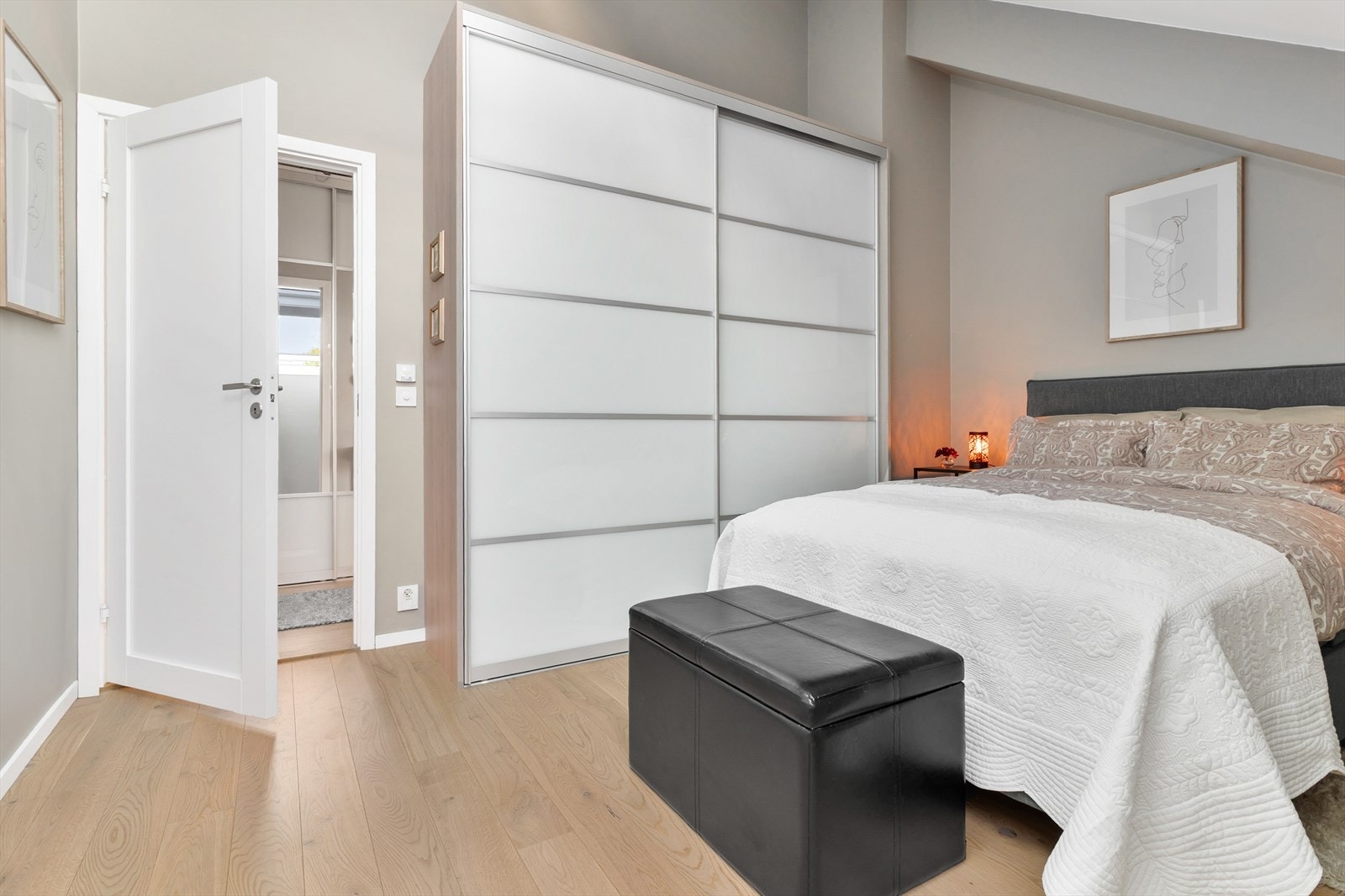 God garderobeplass på hovedsoverom Galleribilde