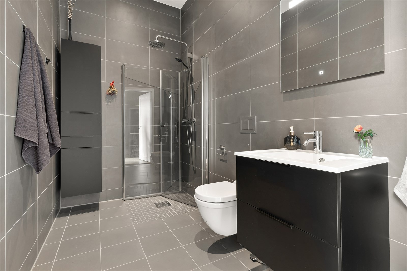 Gjestebad med adkomst fra hall Galleribilde