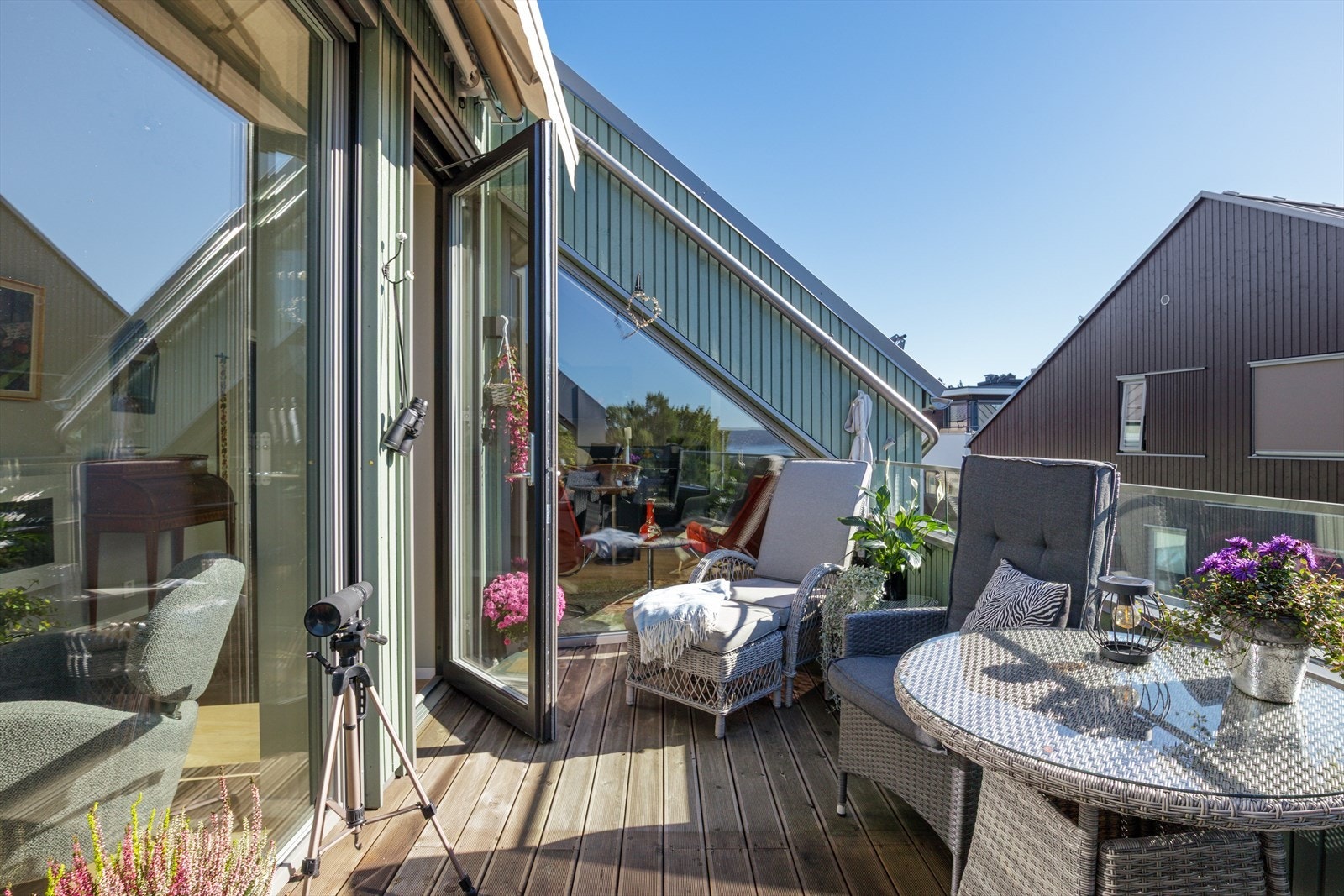 Romslig solrik terrasse Galleribilde