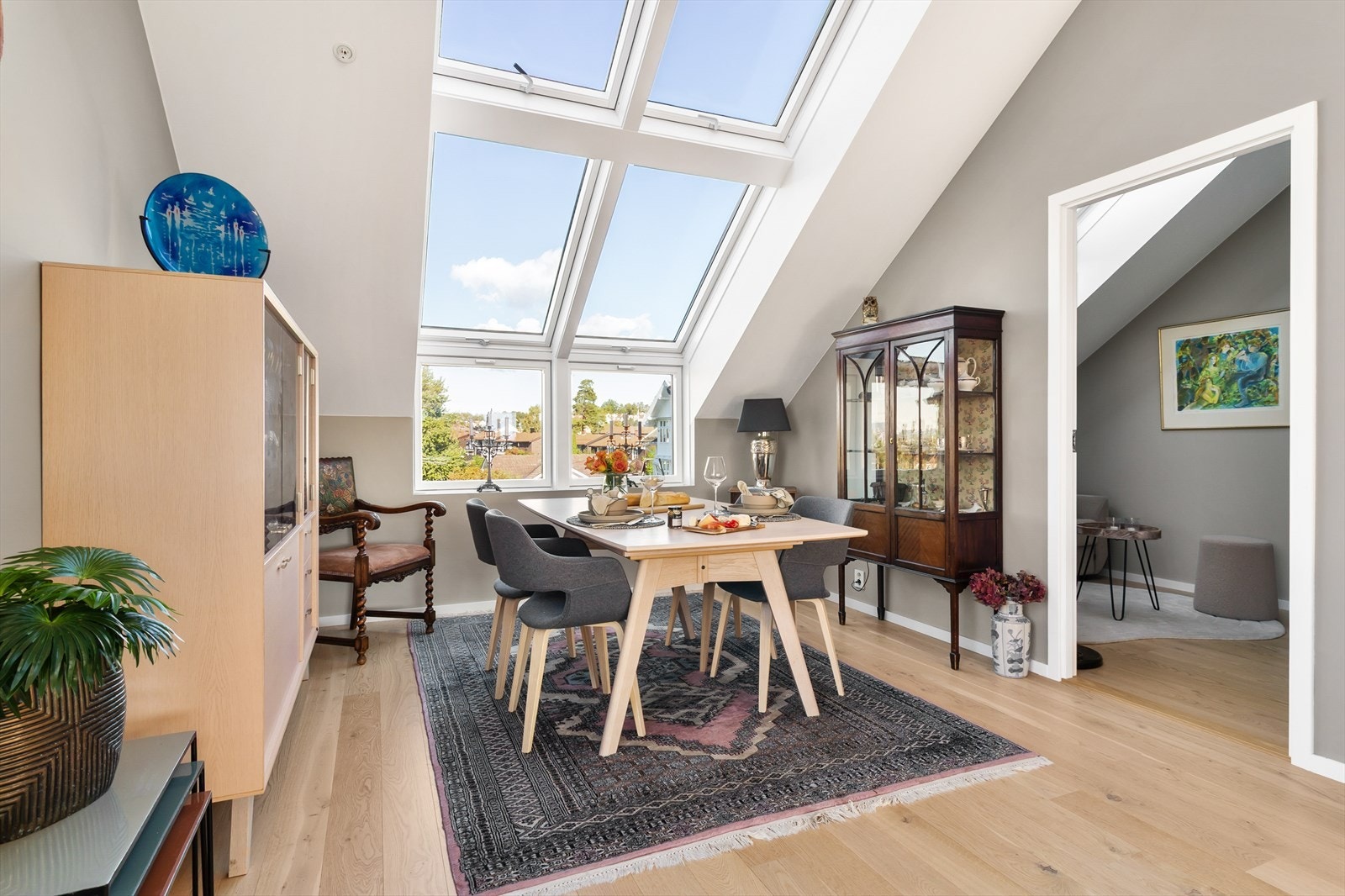 Spisestue i del av stuen. Galleribilde