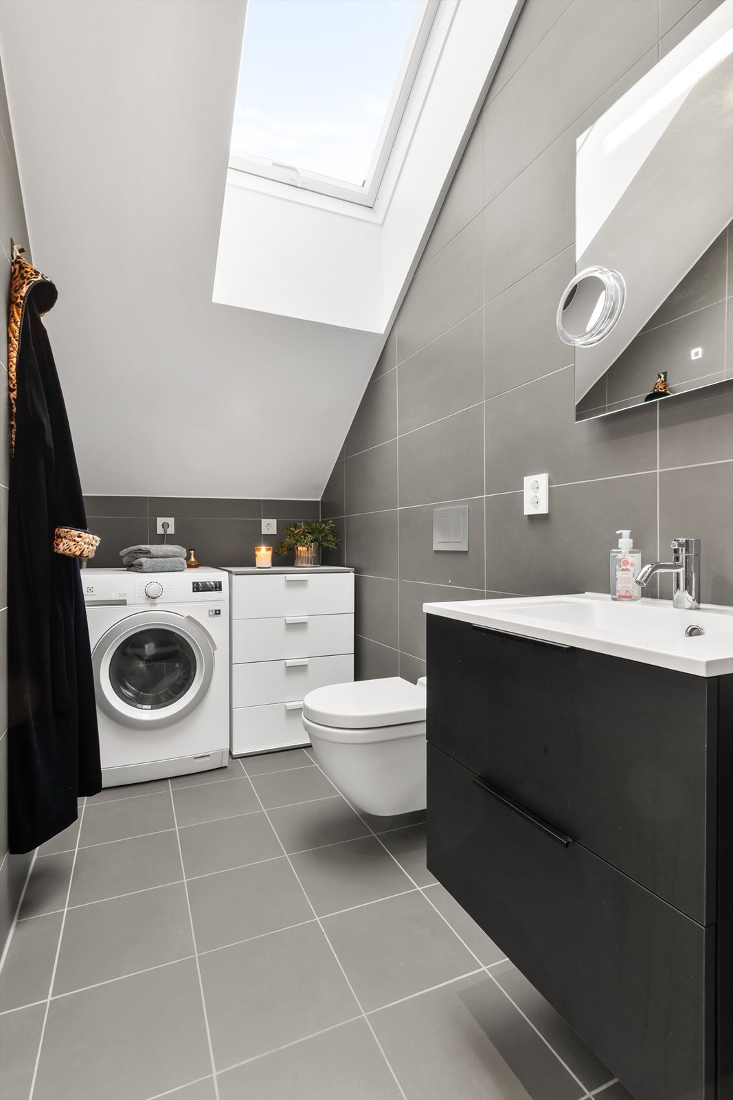 Opplegg for vaskemaskin og tørketrommel på bad ved hovedsoverom Galleribilde