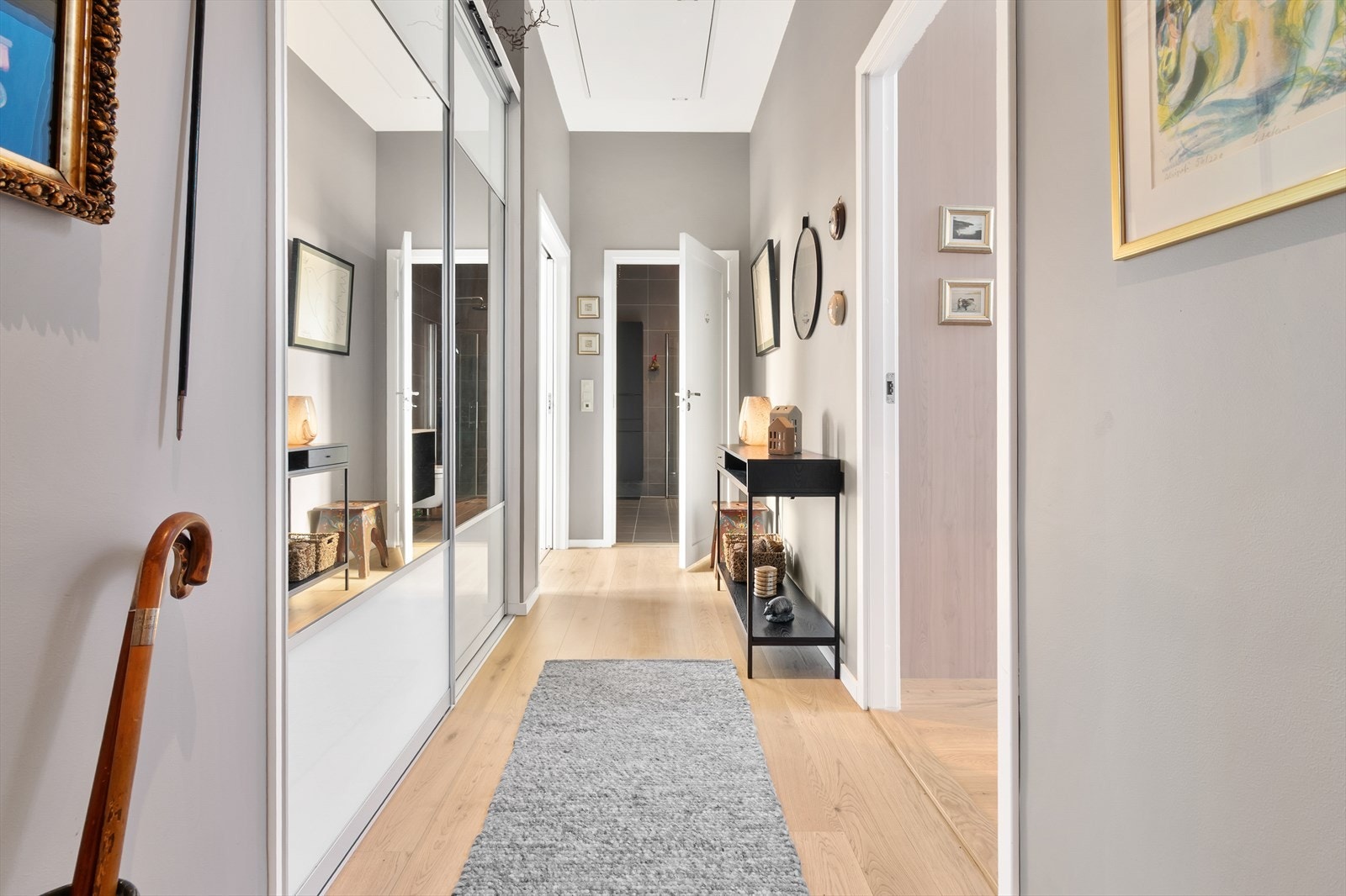 Hall med god garderobeplass Galleribilde