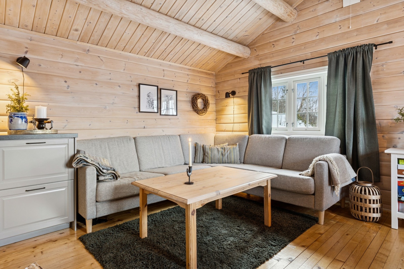 Her er det plass til egen sofagruppe og spisegruppe. Galleribilde