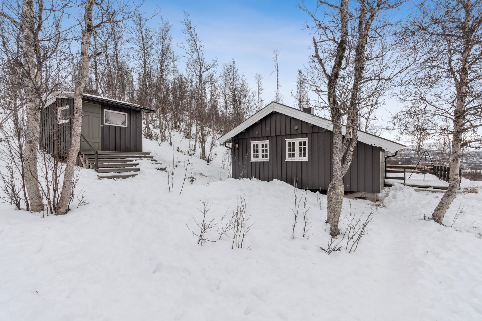 Det er også frittstående uthus på 8 kvm. Galleribilde