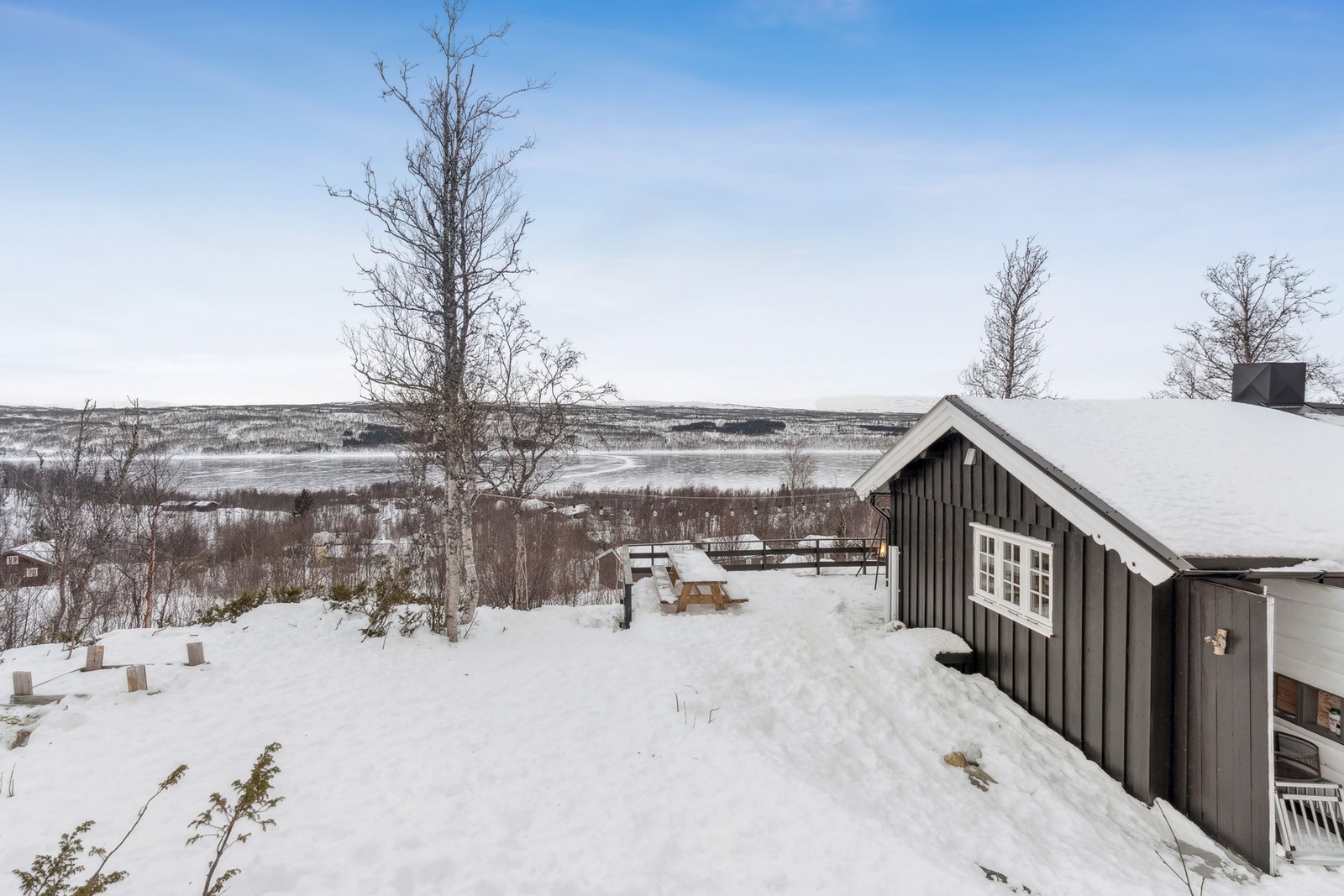 Eiendommen ligger i rolige omgivelser i Brennåsvollvegen, omgitt av vakker fjellnatur og kort avstand til populære friluftsområder. Galleribilde