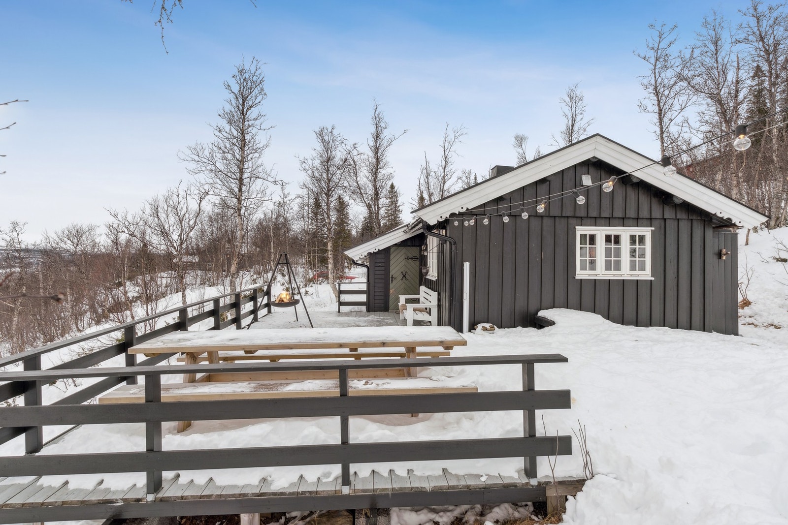 Bygget ble oppført i 1977 og fremstår som godt ivaretatt, med flere oppgraderinger som gjør hytten både funksjonell og komfortabel for moderne bruk. Galleribilde