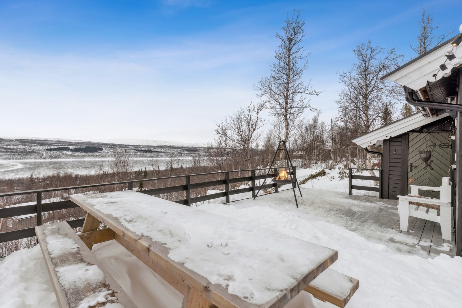 Den store terrassen vender mot utsikten og byr på svært gode solforhold gjennom store deler av dagen. Galleribilde