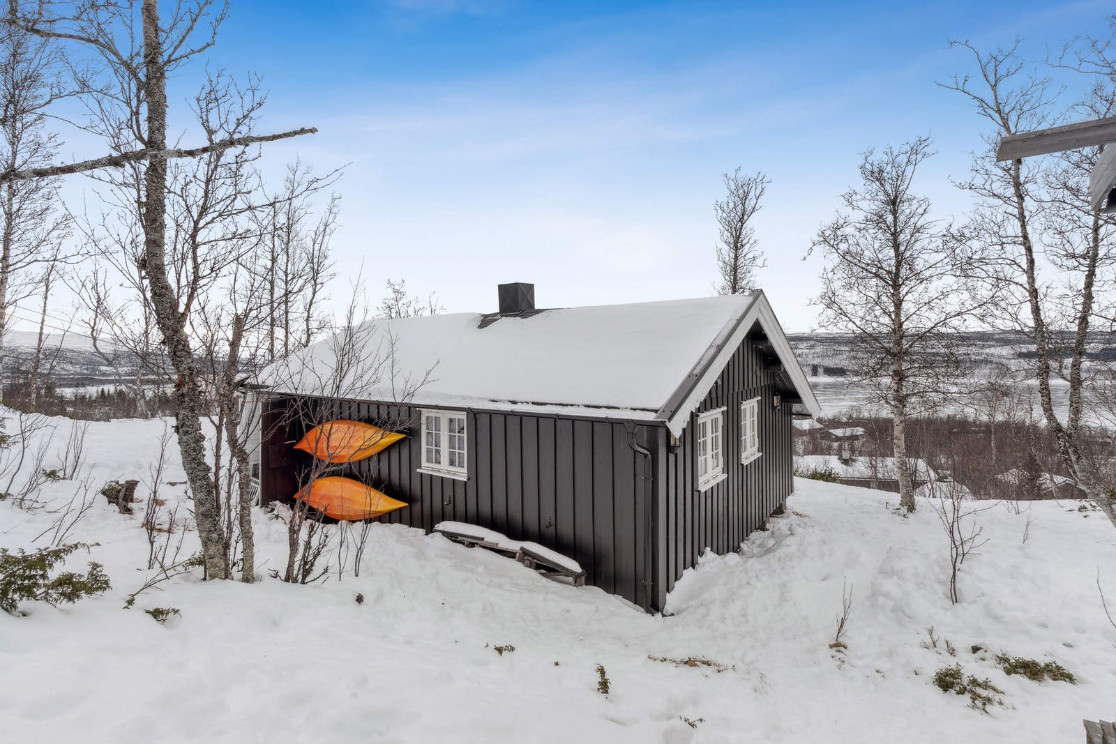 Hytten har en svært attraktiv plassering i Stugudal, et av Trøndelags mest ettertraktede fjellområder. Galleribilde