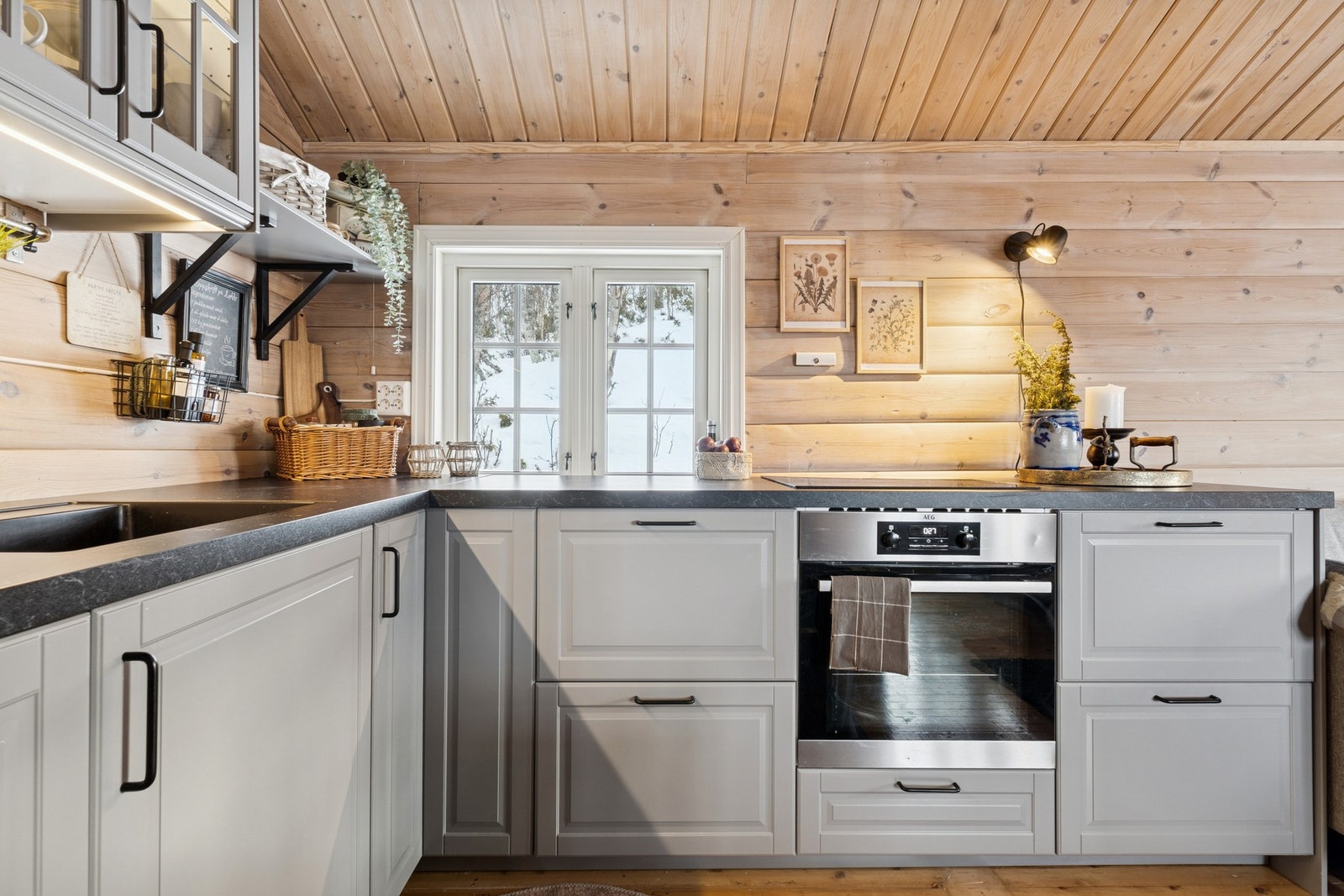 Det er integrert stekeovn og platetopp. Galleribilde