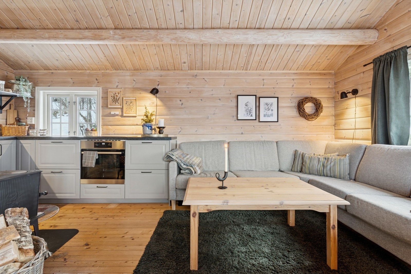 Stuen har en koselig peis som skaper lun atmosfære, perfekt etter en dag ute i fjellet. Galleribilde