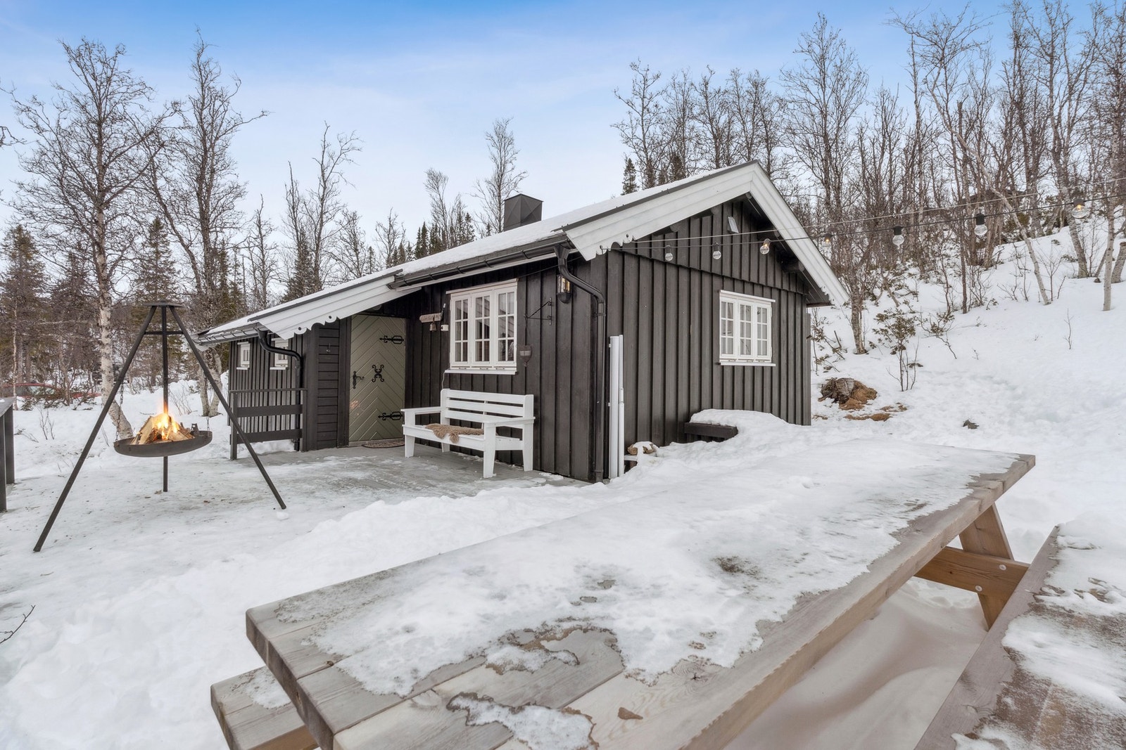 Her får du en fritidsbolig med en sjelden kombinasjon av ro, utsikt, solforhold og nærhet til turterreng. Galleribilde