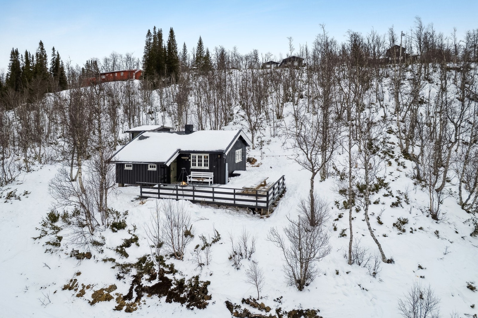 Velkommen til en innbydende og velholdt hytte beliggende i naturskjønne omgivelser med storslått utsikt mot Stuggusjøen. Galleribilde