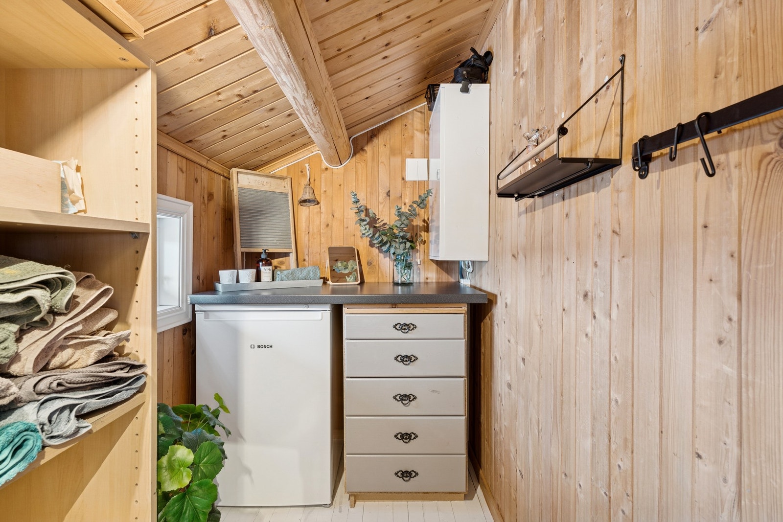 Bod med oppbevaring. Galleribilde