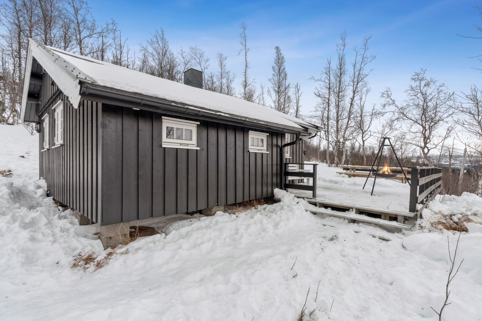 Hytten ligger usjenert til på en romslig, eiet tomt på ca. 1 004 kvm, og har bilvei helt frem. Galleribilde