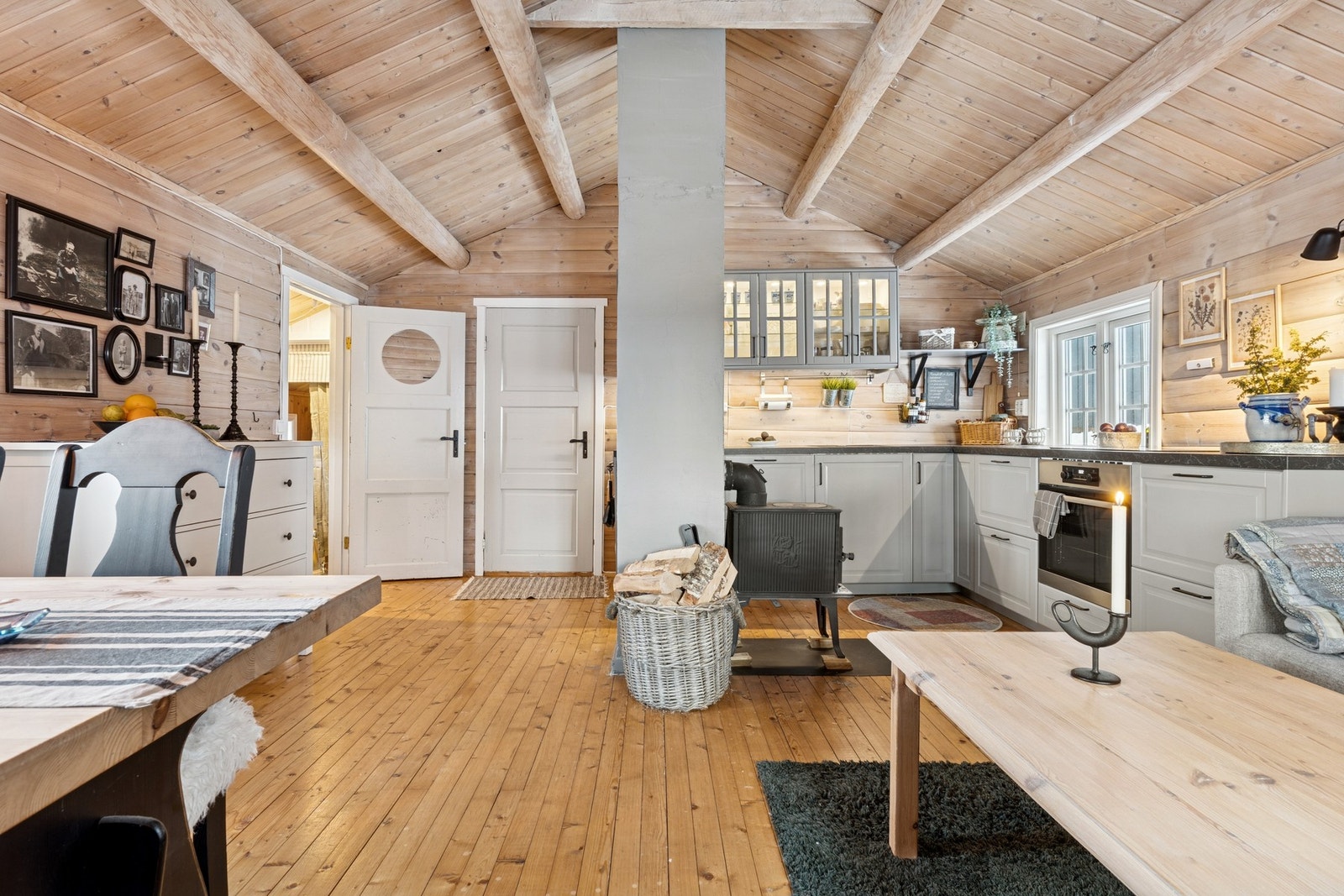 Installert nytt kjøkken i 2020, med integrerte hvitevarer og en praktisk planløsning som flyter fint inn mot stuen. Galleribilde