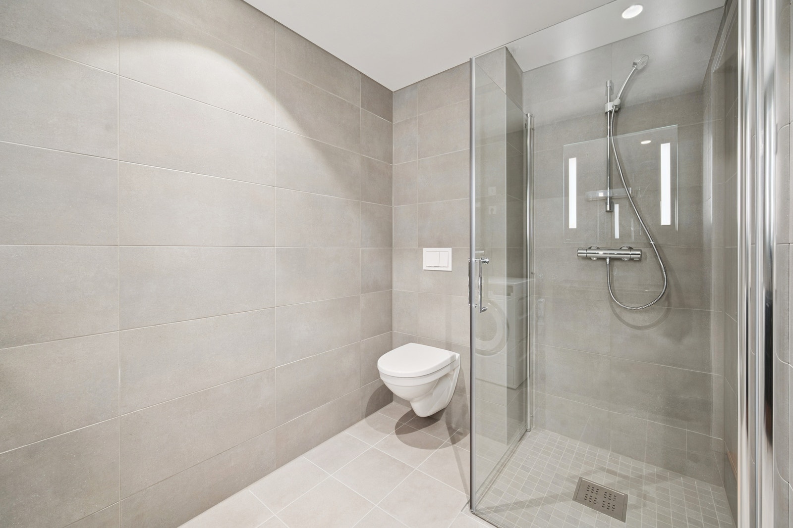 Bad 2 med inngang fra gangen. Galleribilde