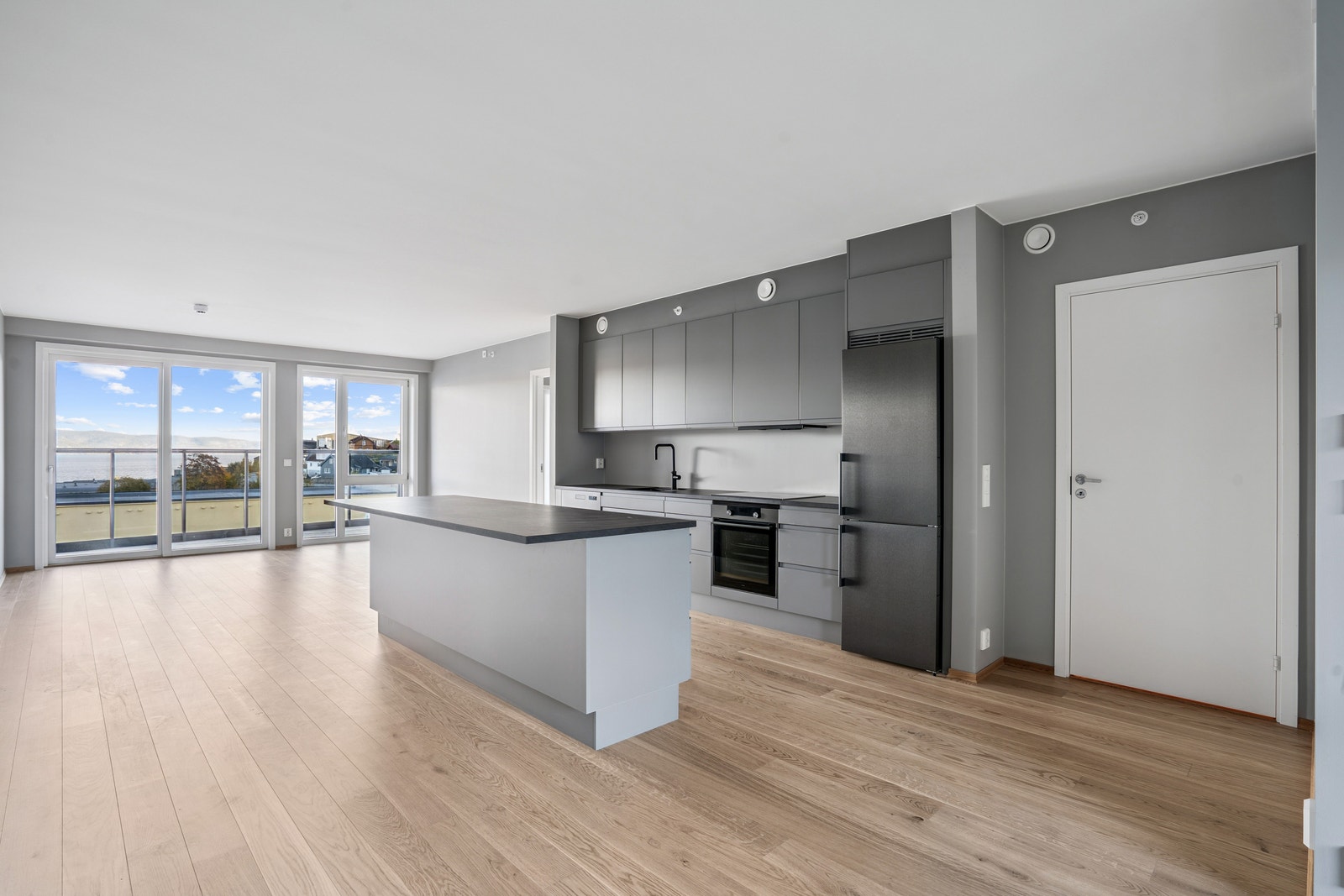 Stue/kjøkken med utsikt utover Drammensfjorden. Galleribilde