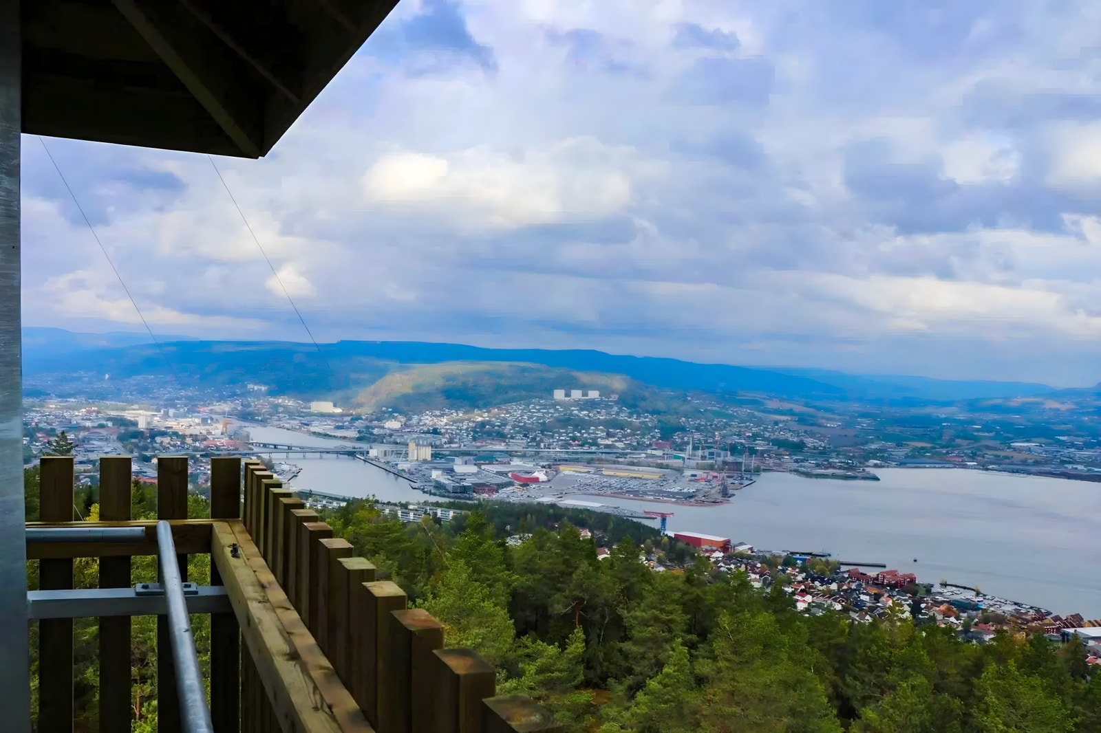 Spektakulær utsikt over Drammen og nærområdene fra utsiktstårnet på Nordbykollen. Galleribilde