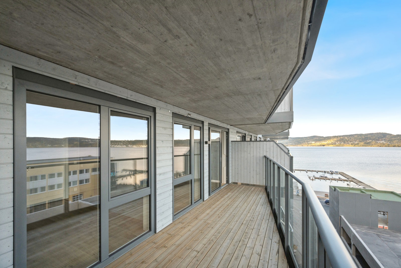 Overbygget veranda med utsikt over Drammensfjorden. Galleribilde