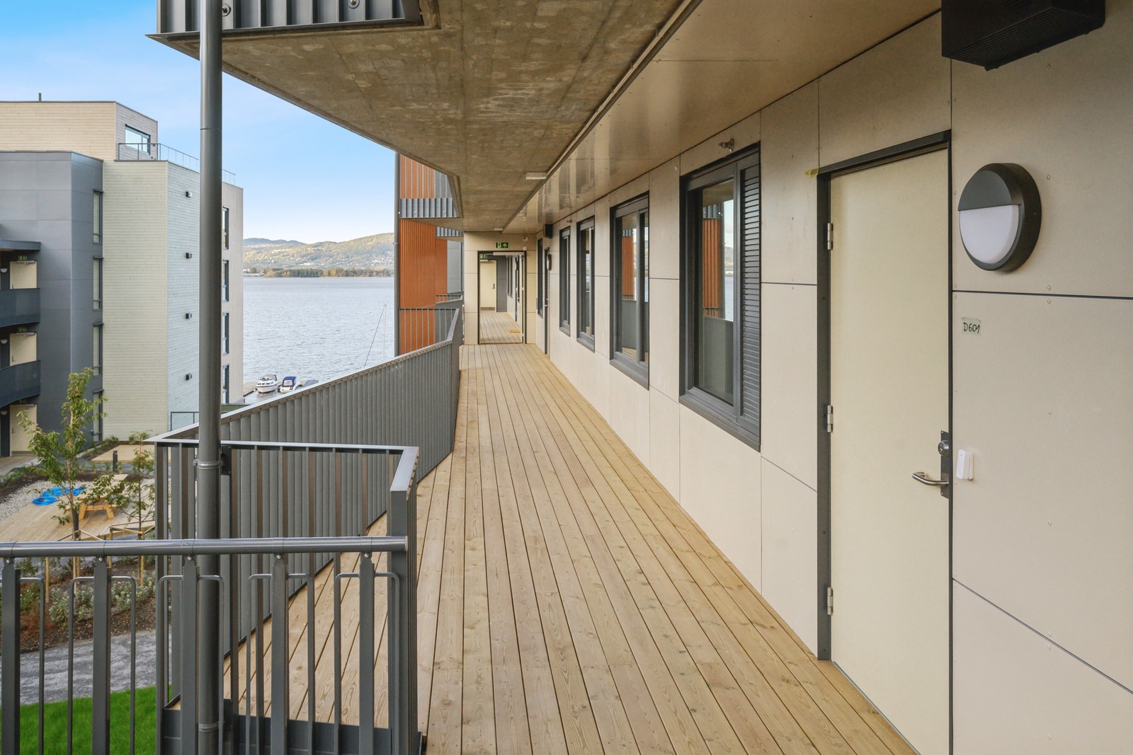 Inngangsparti med overbygget svalgang. Galleribilde