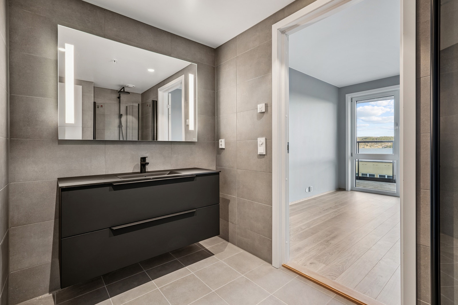 Hovedbad med utsikt gjennom soverommet ut mot Drammensfjorden. Galleribilde