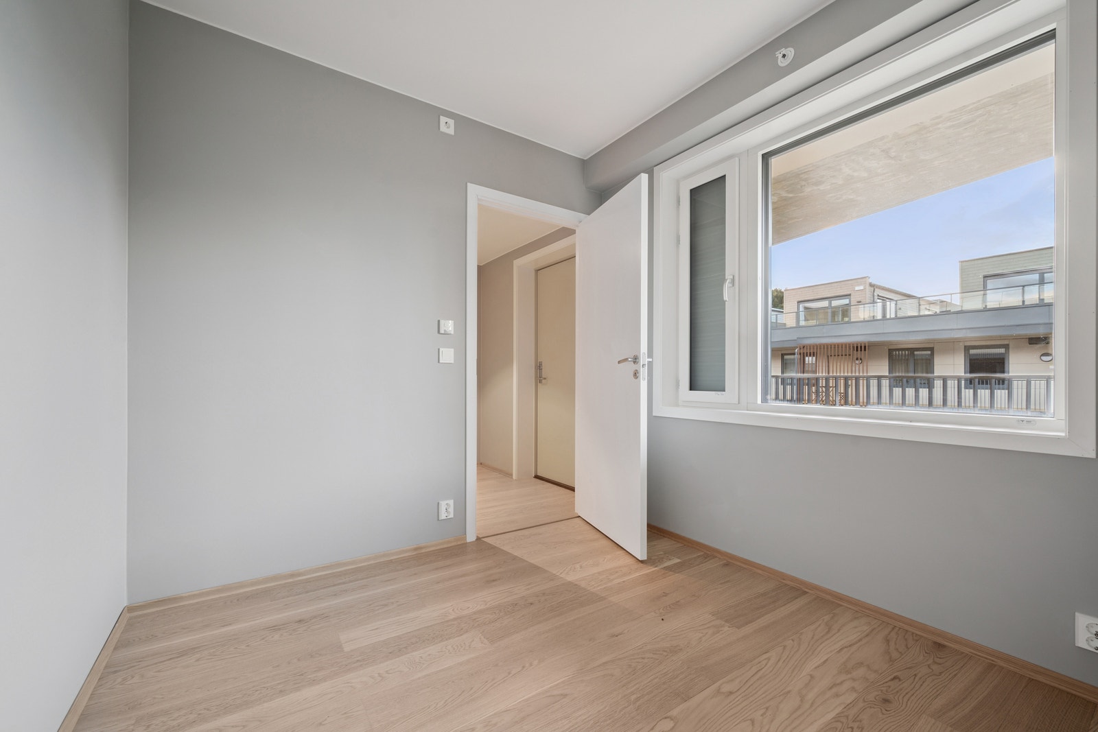 Soverom 2 med utsikt mot grøntområdet. Galleribilde