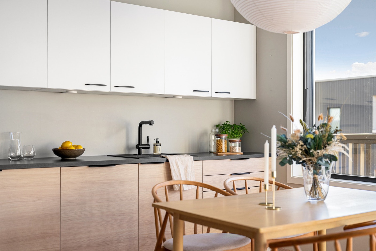 Her har man god skap- og benkeplass og integrerte hvitevarer som blant annet oppvaskmaskin fra Electrolux, stekeovn og platetopp fra Samsung. Galleribilde