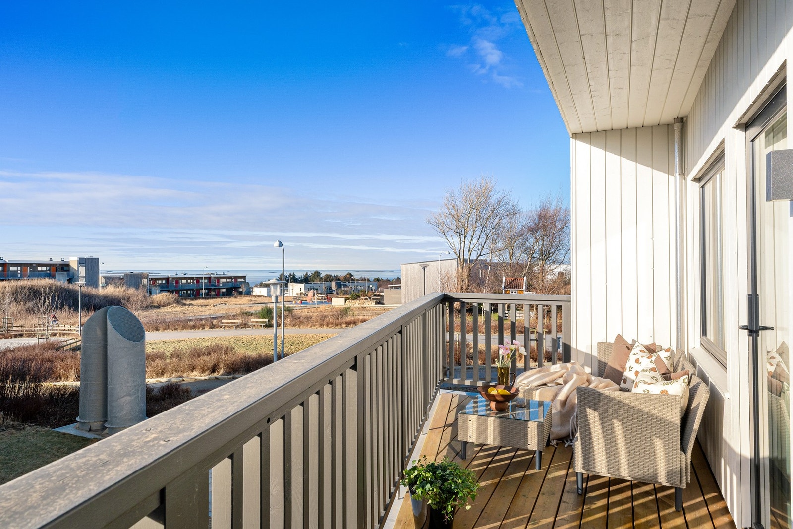 Terrassen gir en herlig forlengelse av oppholdsrommet i sommerhalvåret. Galleribilde