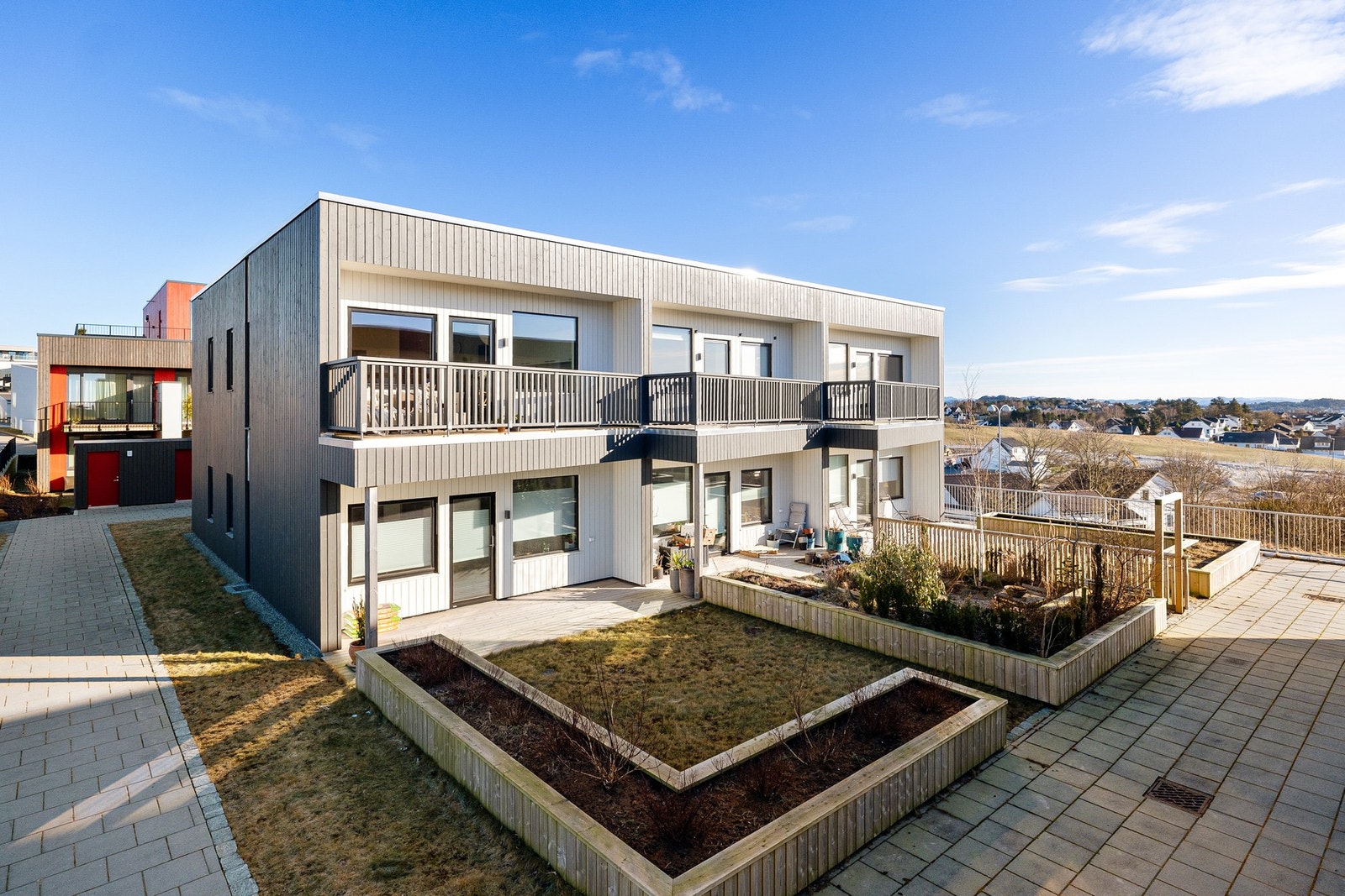 Boligen ligger i et attraktivt og barnevennlig område på Myklebust i Tananger, et sted i stadig utvikling hvor man har nærhet til både natur, skole og servicetilbud. Galleribilde