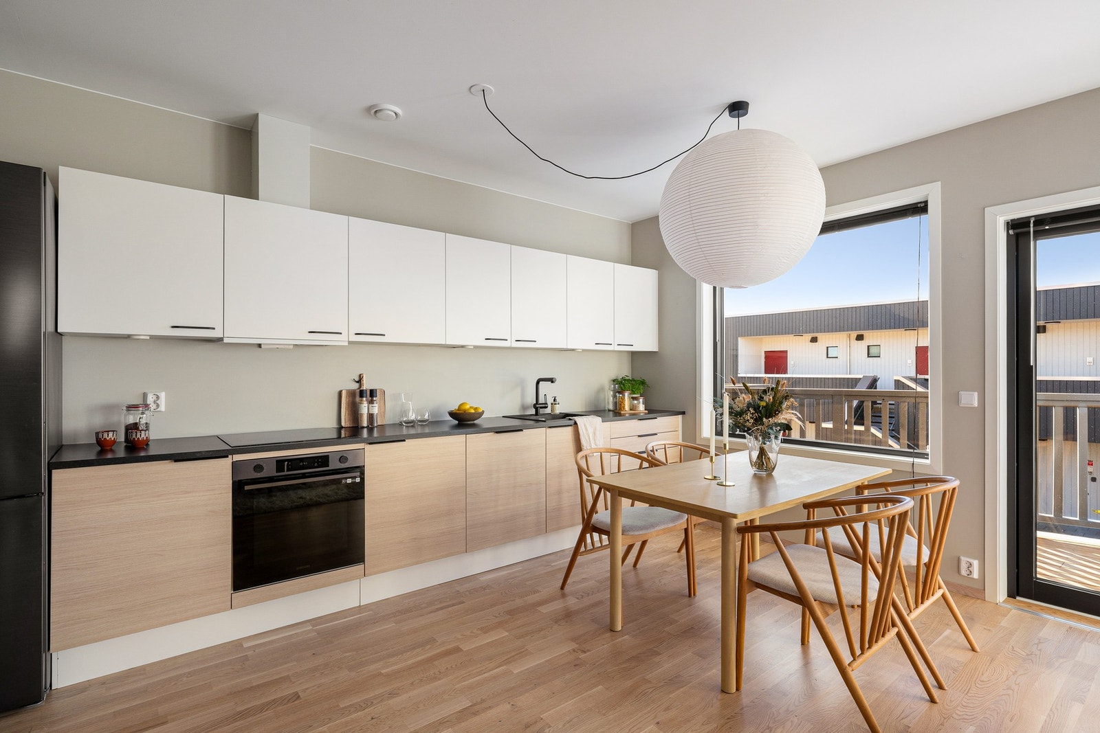 Leiligheten ligger som endeleilighet i toppetasjen og byr på ekstra lys, privat følelse og flott utsikt mot sjøen. Galleribilde