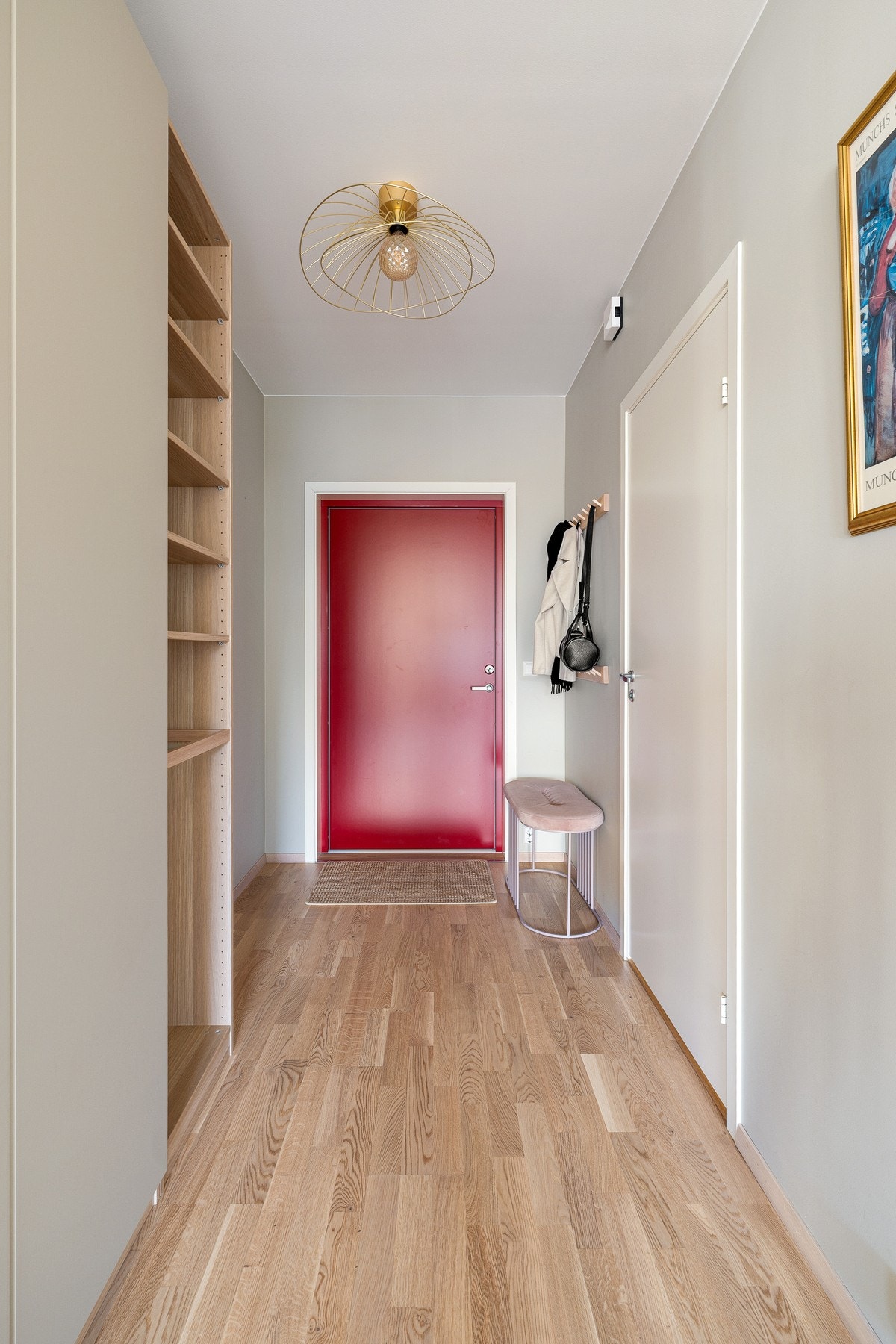 Vel inne i leiligheten blir man møtt med en romslig entré med god plass til garderobe og oppbevaring. Galleribilde