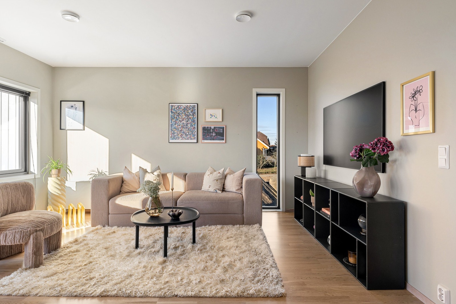 Rommet oppleves lyst og luftig med store vindusflater på flere sider. Galleribilde