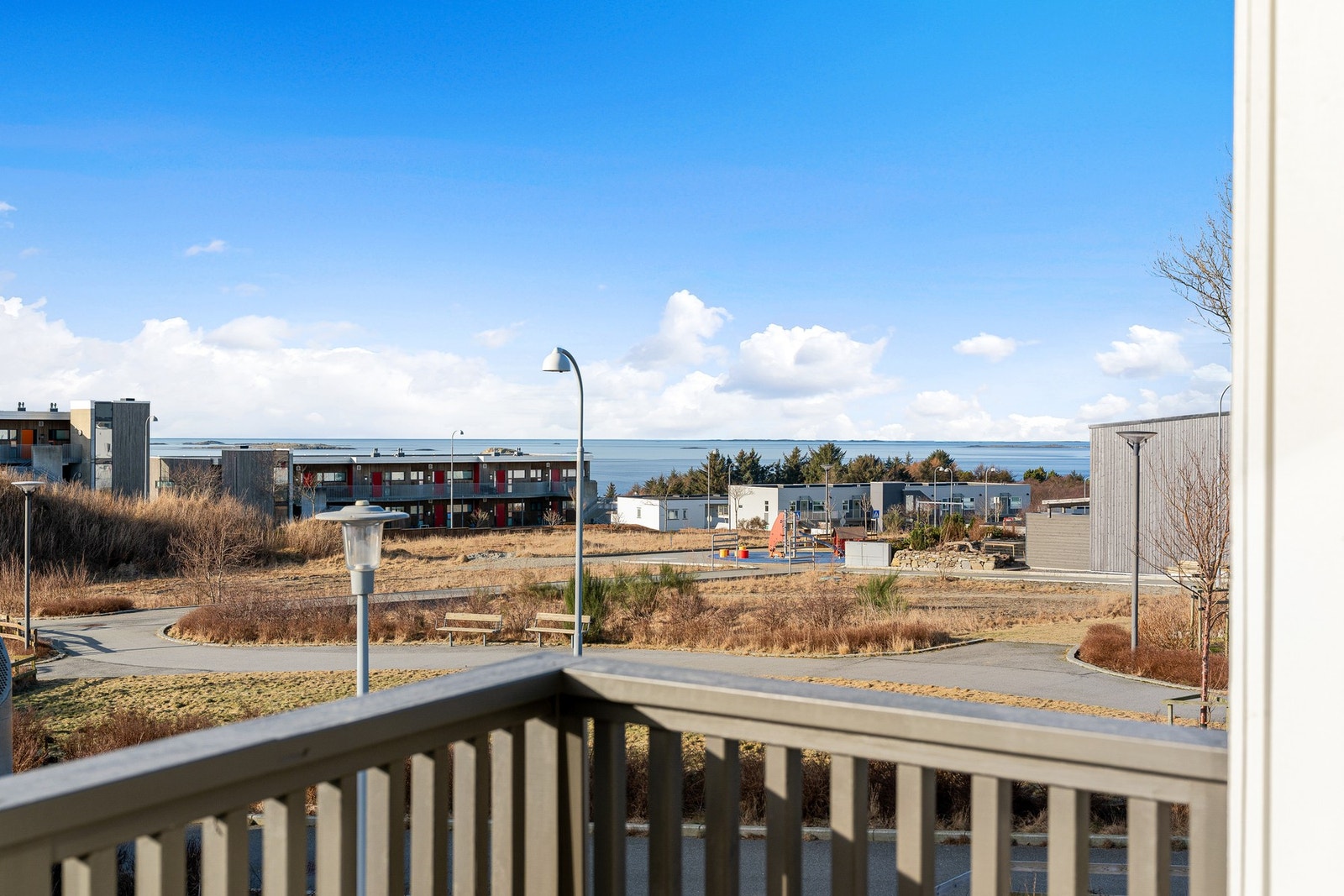 Her kan man nyte solen fra formiddag til kveld og flotte solnedganger med utsikt mot sjøen. Galleribilde