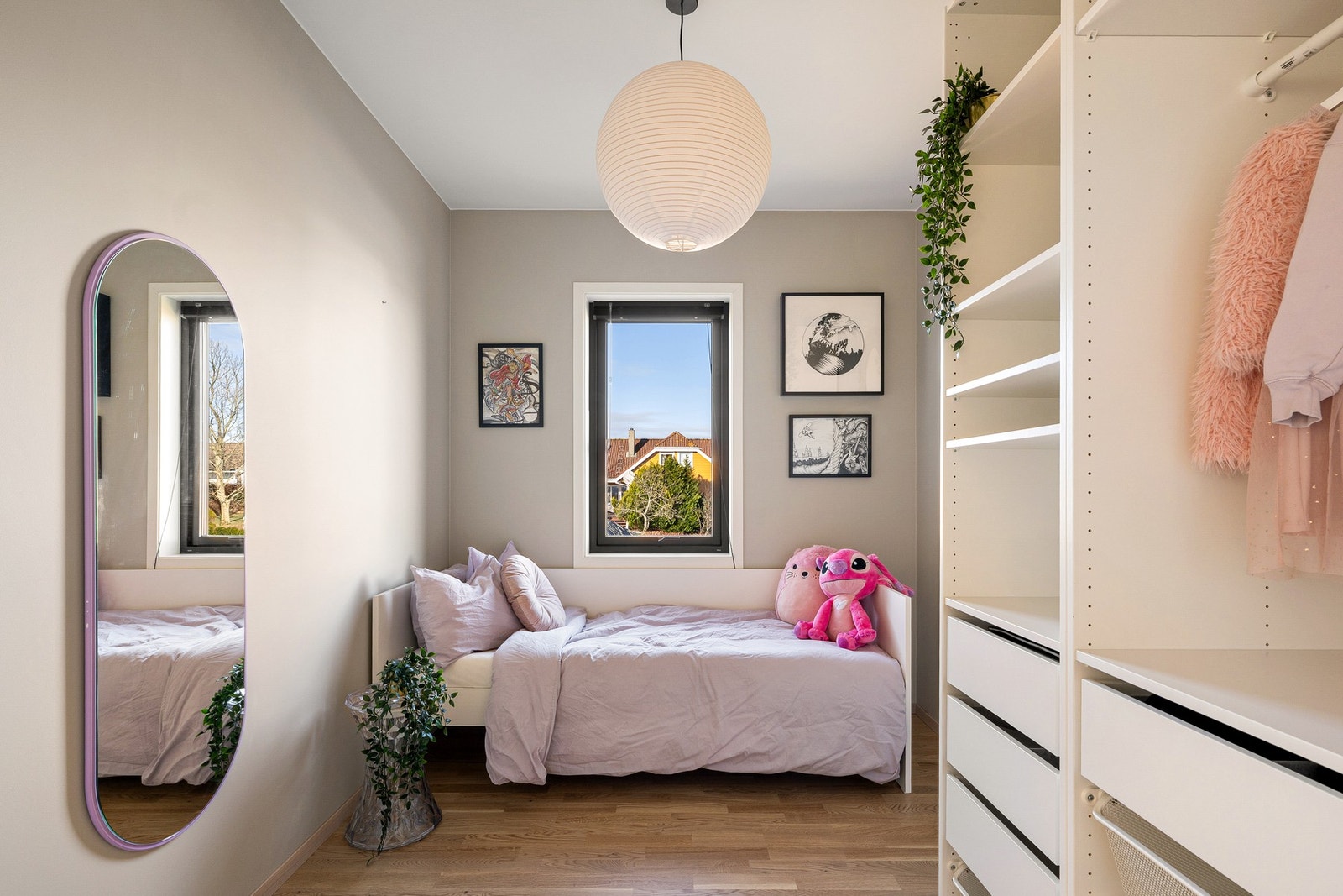 Soverom nummer to egner seg perfekt som barnerom, gjesterom eller hjemmekontor. Galleribilde