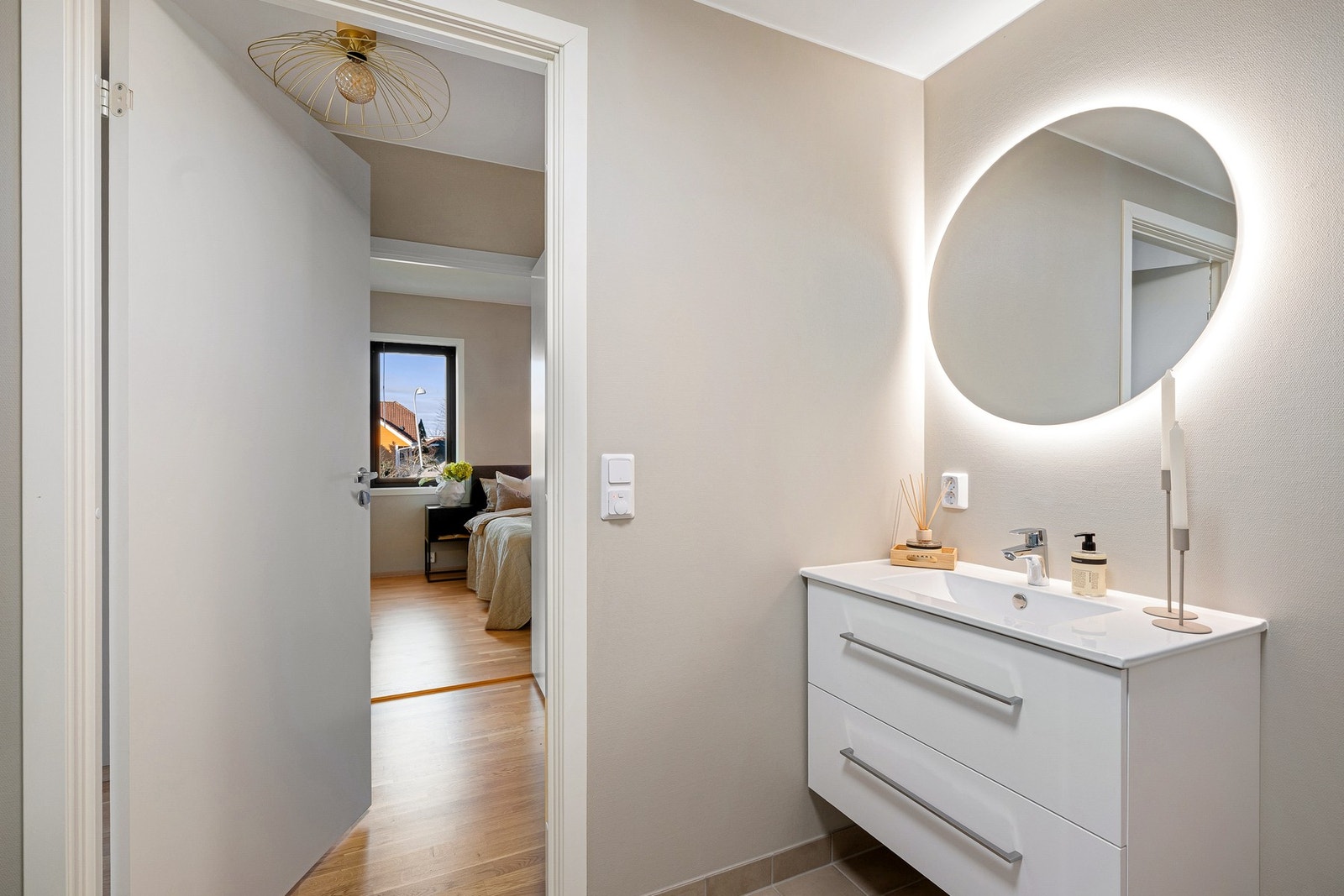 Leilighetens bad er romslig og delikat med flislagt gulv og lyse overflater. Galleribilde