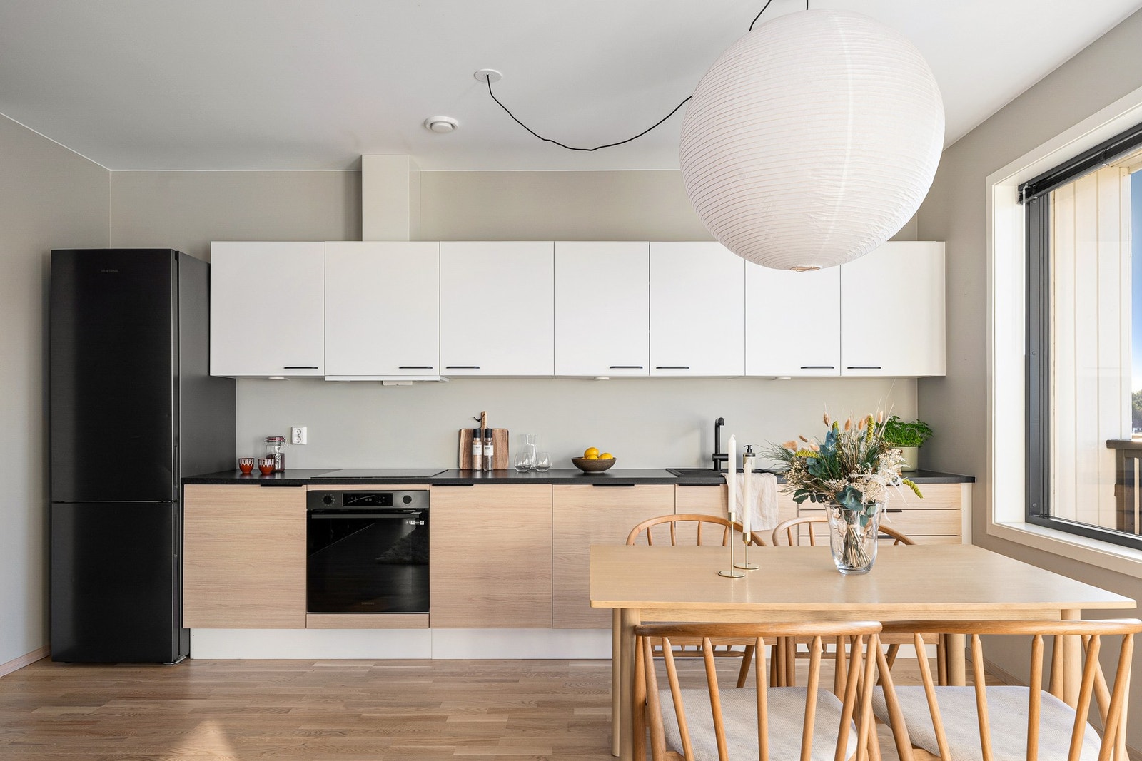 Kjøkkenet er et stilrent og moderne Aubo kjøkken fra 2023 med slette fronter. Galleribilde