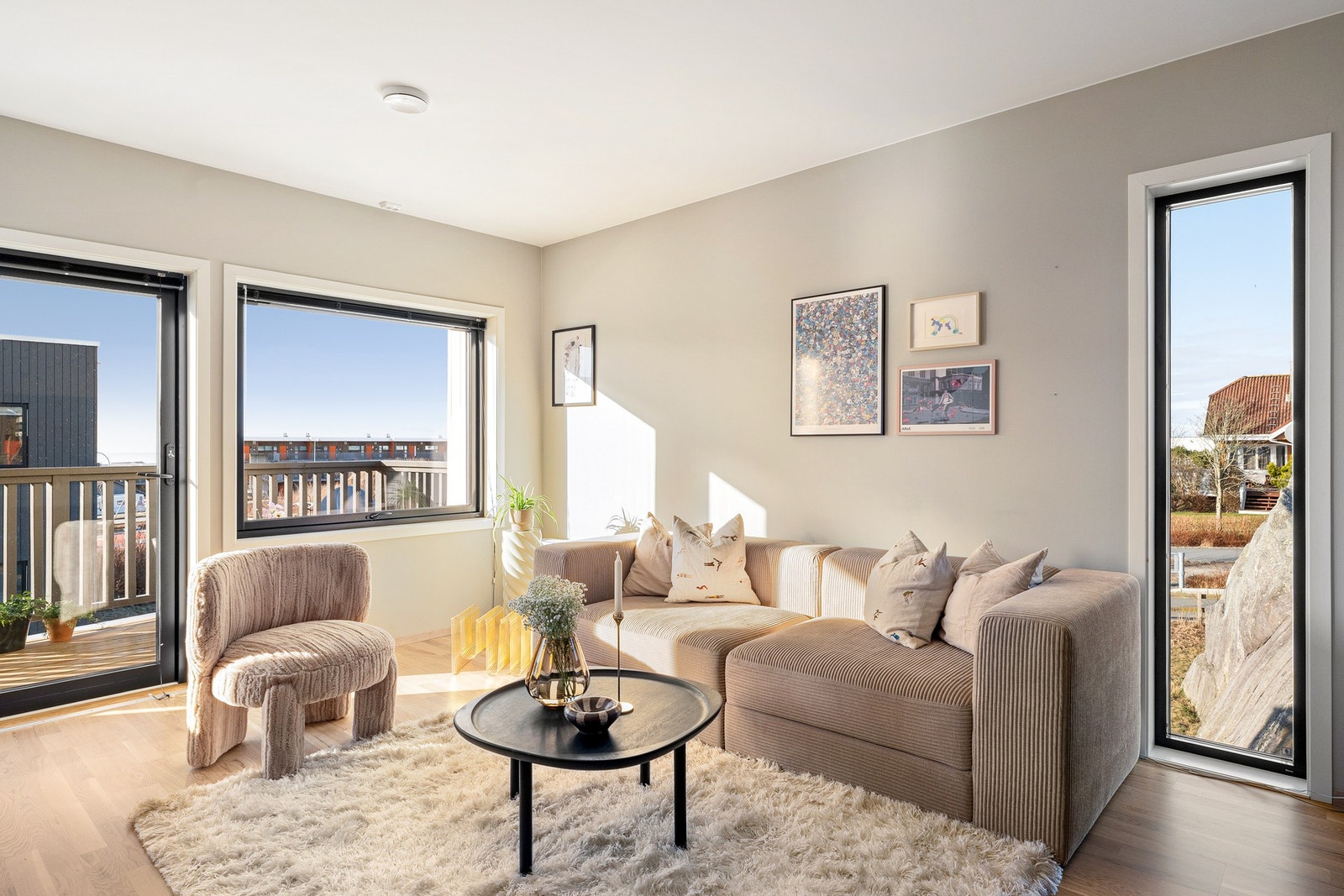 Stue- og kjøkkenløsningen er leilighetens naturlige samlingspunkt. Galleribilde