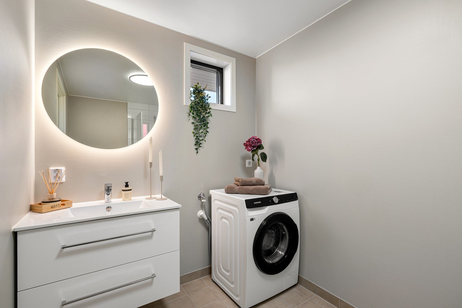 Det er gulvvarme for god komfort og praktisk opplegg for vaskemaskin. Galleribilde