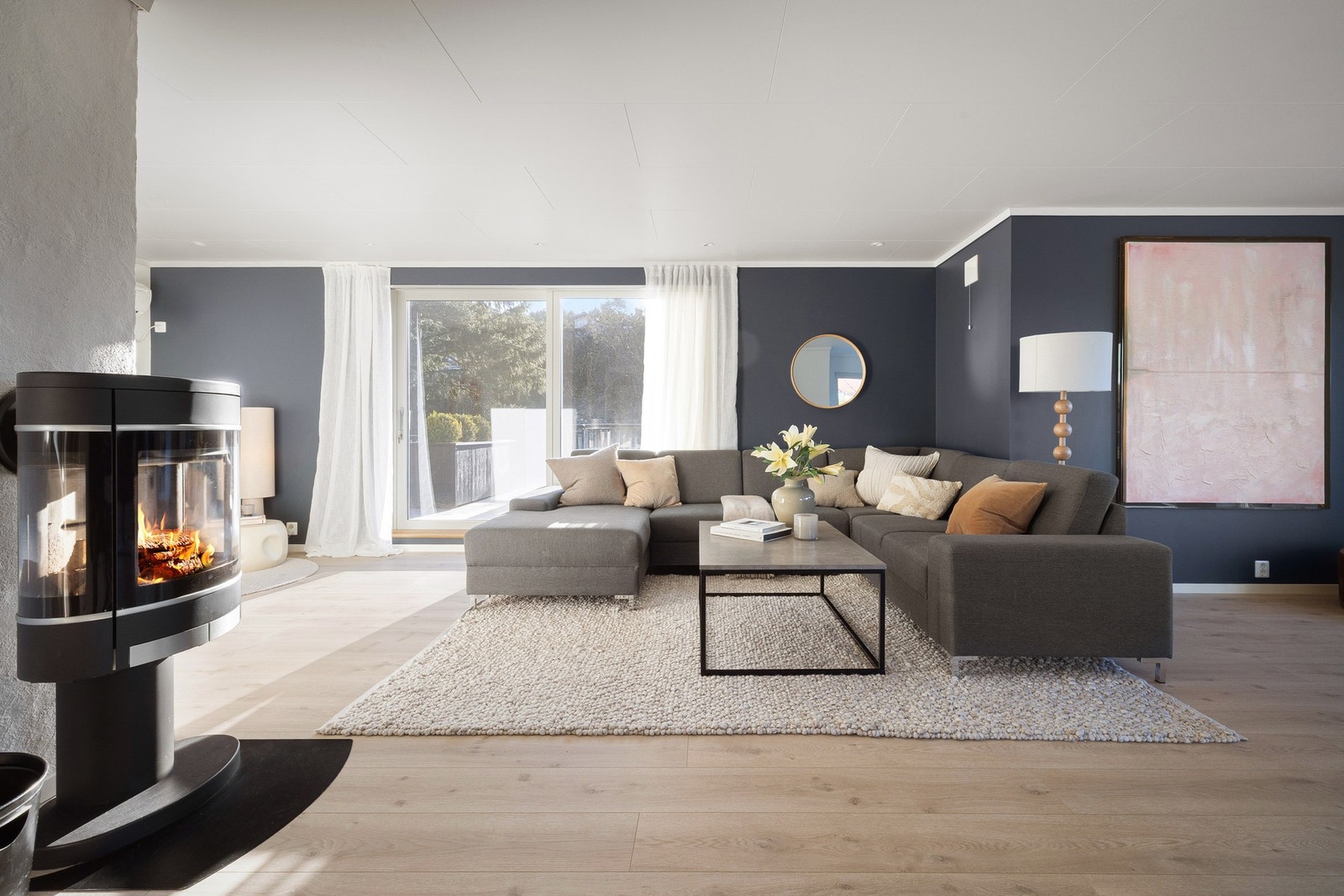 Det er vedovn og varmepumpe i boligen Galleribilde