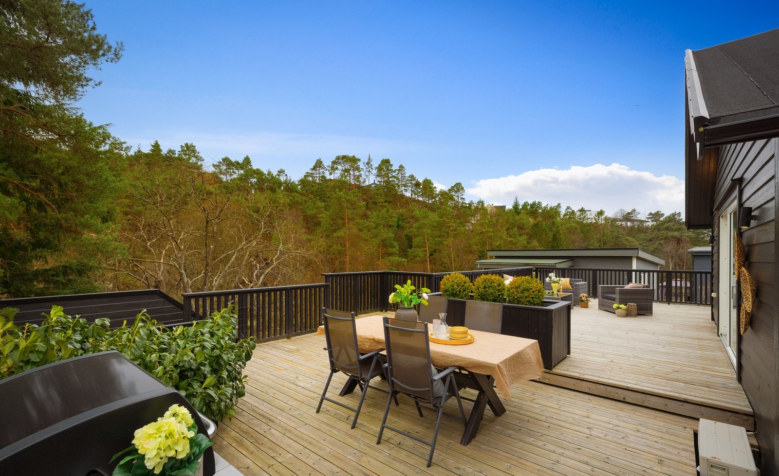 Usjenert uteareal og gode solforhold på sommerstid Galleribilde