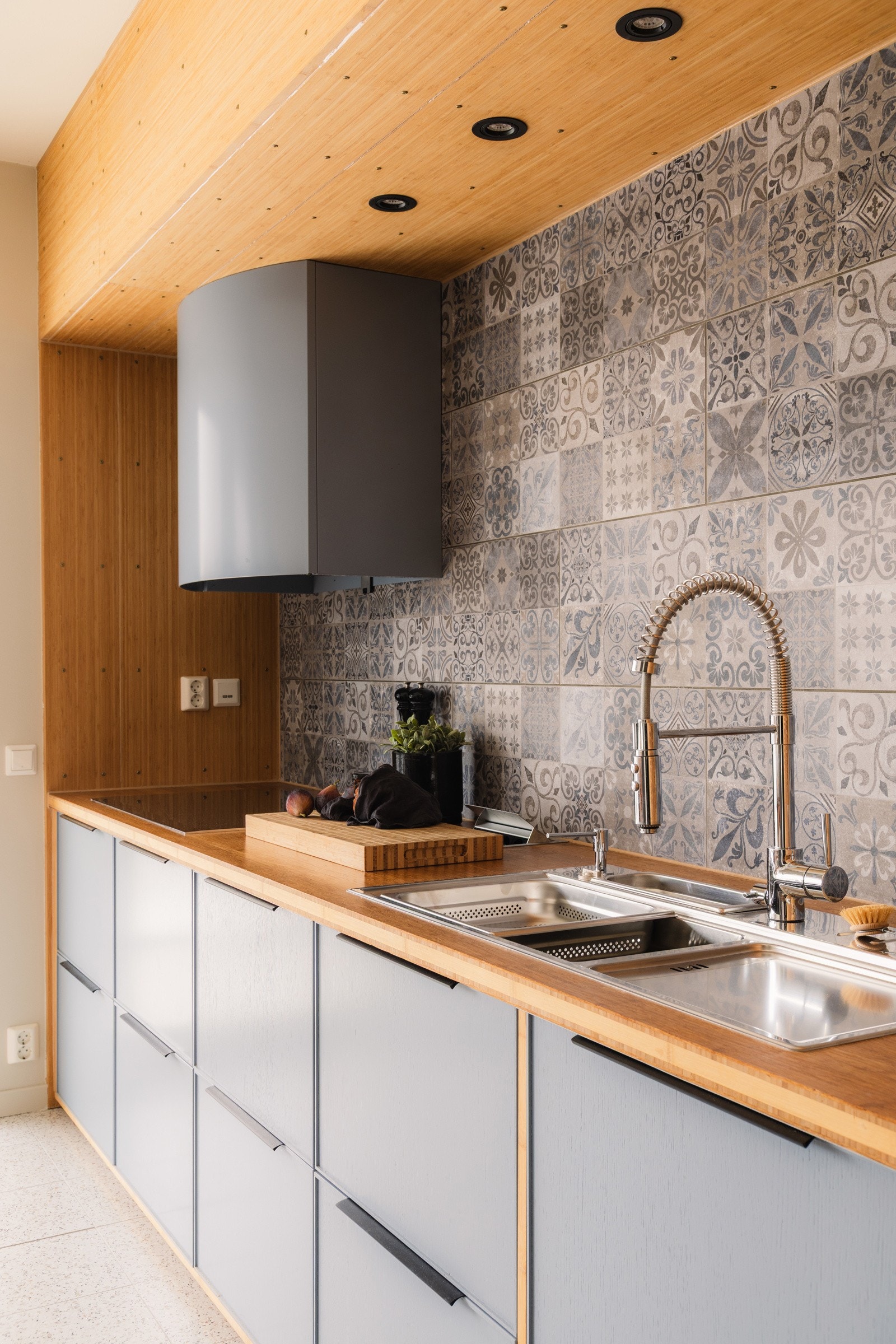 Gulvet i kjøkkensonen er belagt med pene fliser som sørger for en praktisk og enkel rengjøring. Galleribilde