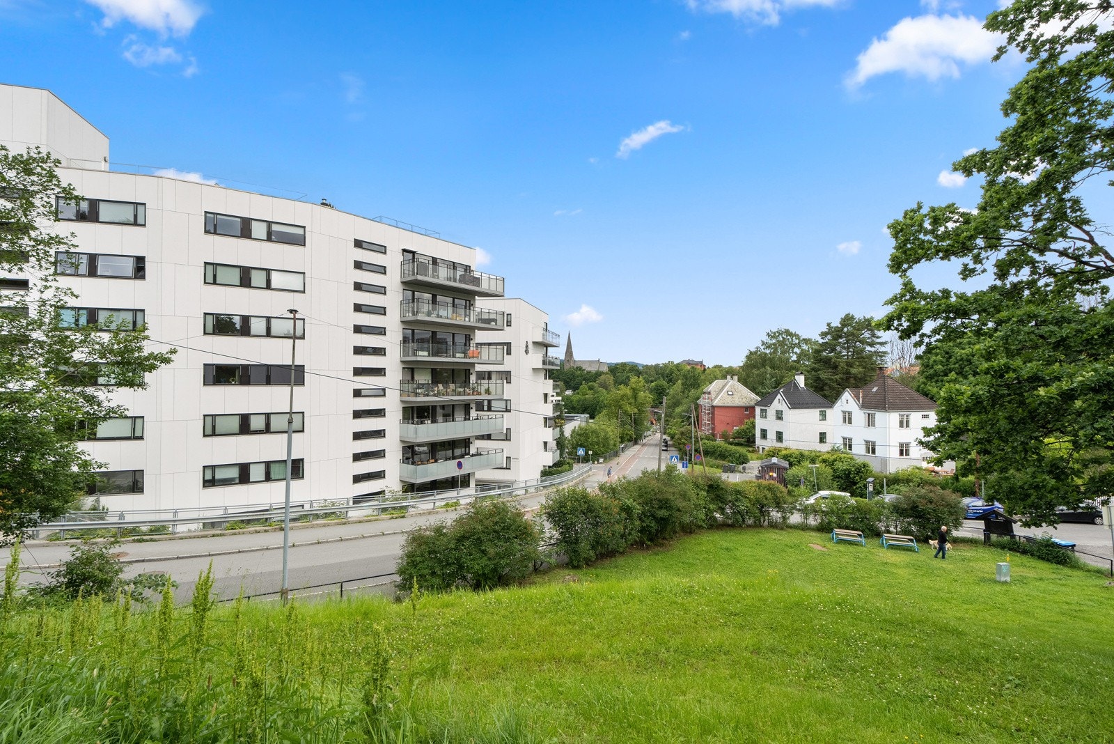 Området ligger rolig og tilbaketrukket mellom Ekeberg og Vålerenga, og er flott opparbeidet med parkmessig preg. Galleribilde