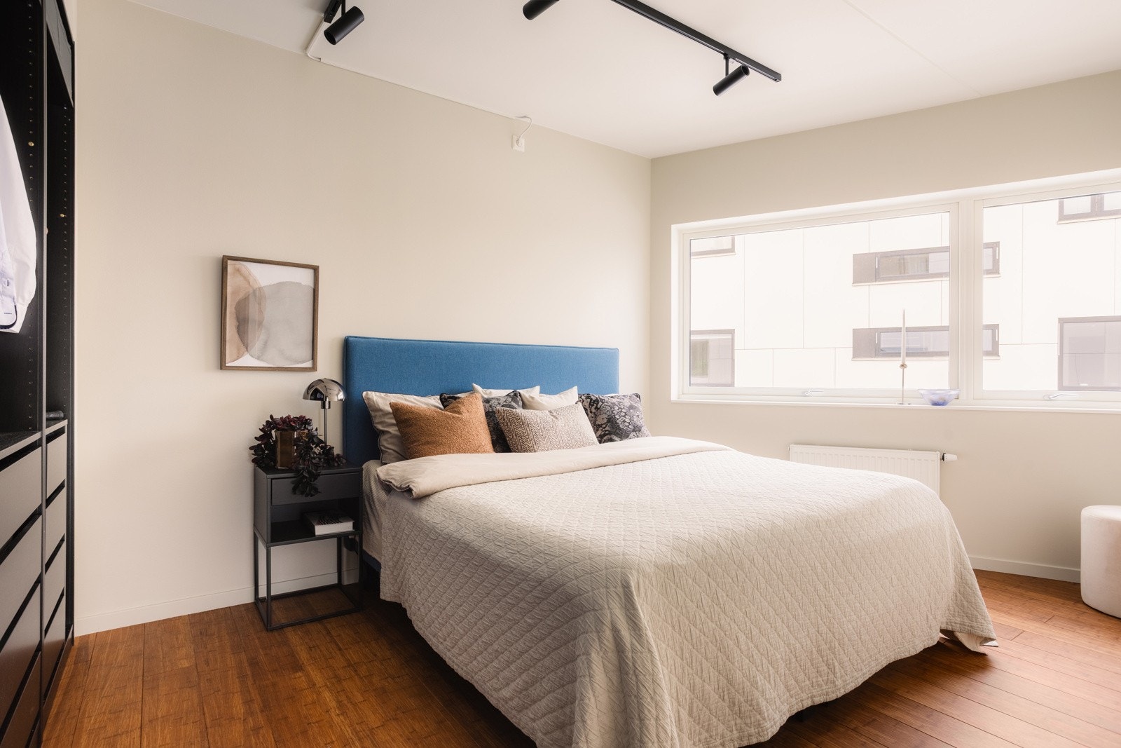 Soverommet er av god størrelse og med plass for dobbeltseng og nattbord på hver side av sengen. Galleribilde