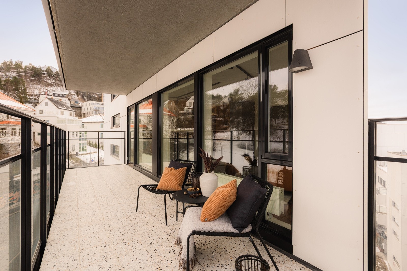 En stor og herlig balkog med plass til utemøblement, grill og beplantning. Galleribilde