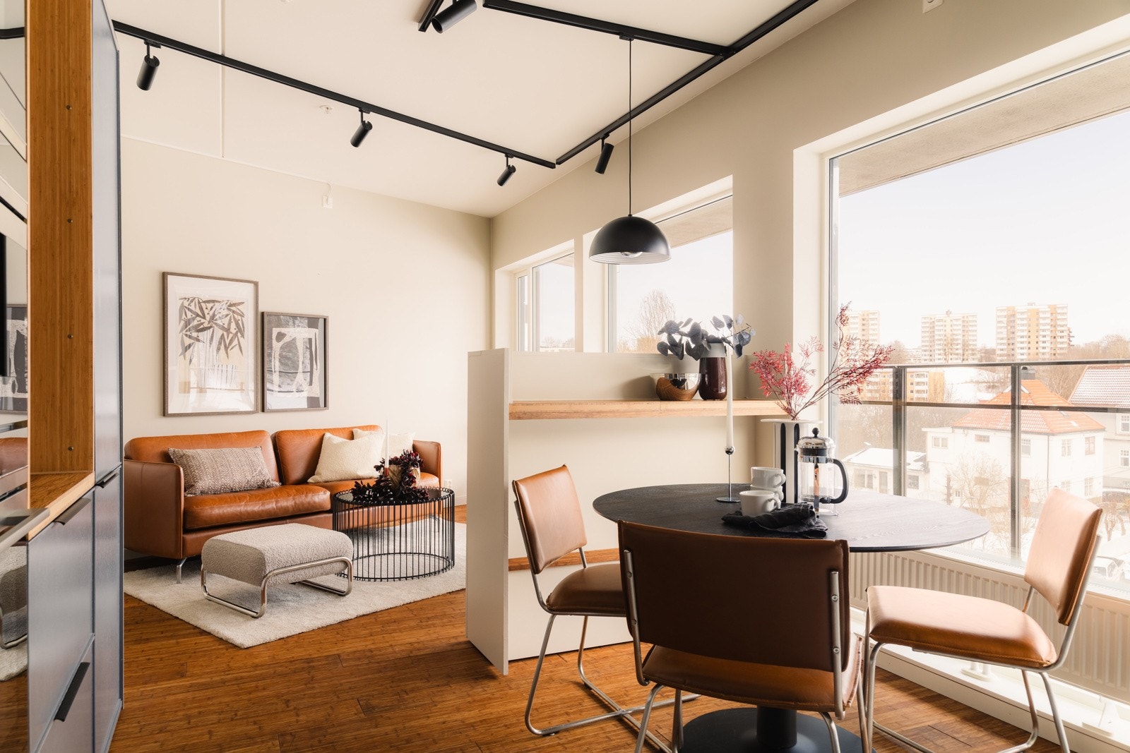 Lys og moderne leilighet i bygg fra 2019 med store vindusflater og en romslig balkong på hele 17m². Galleribilde